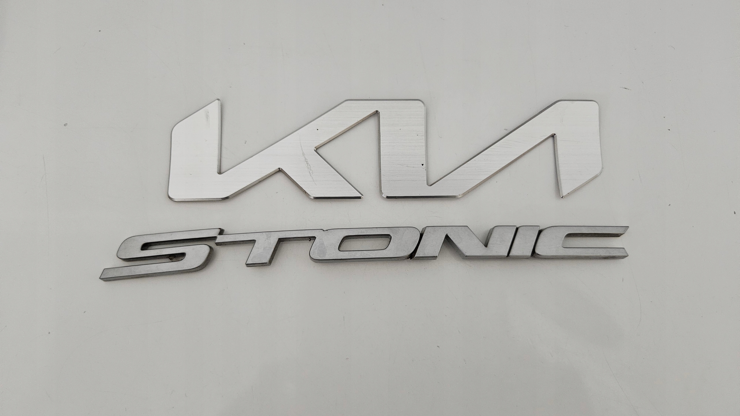 KIA STONIC 2020-2023 LIFT EMBLEMAT ZNACZEK TYŁ