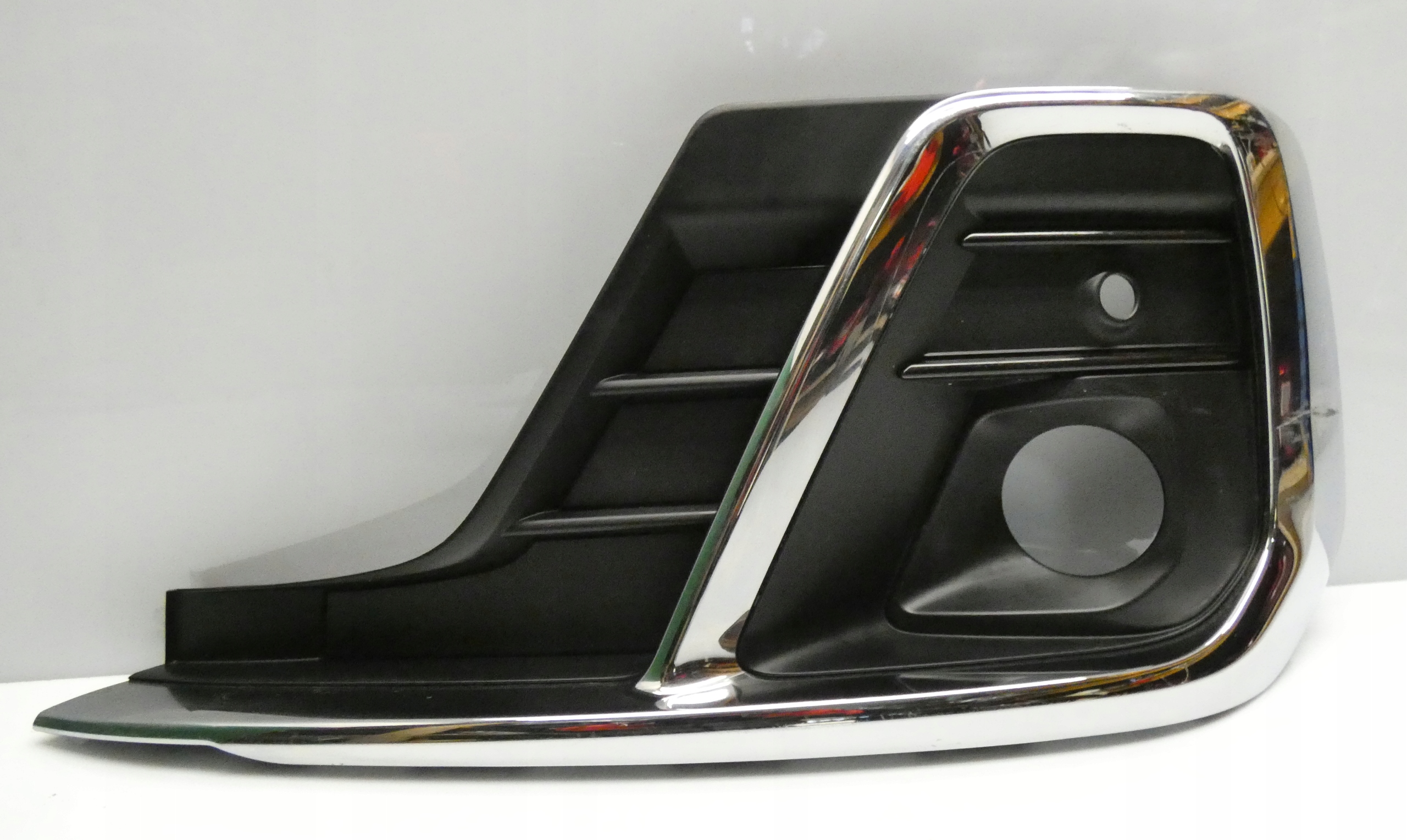 AUDI A8 D5 4N0807681 LIFT 2022- left grid of a bumper front
