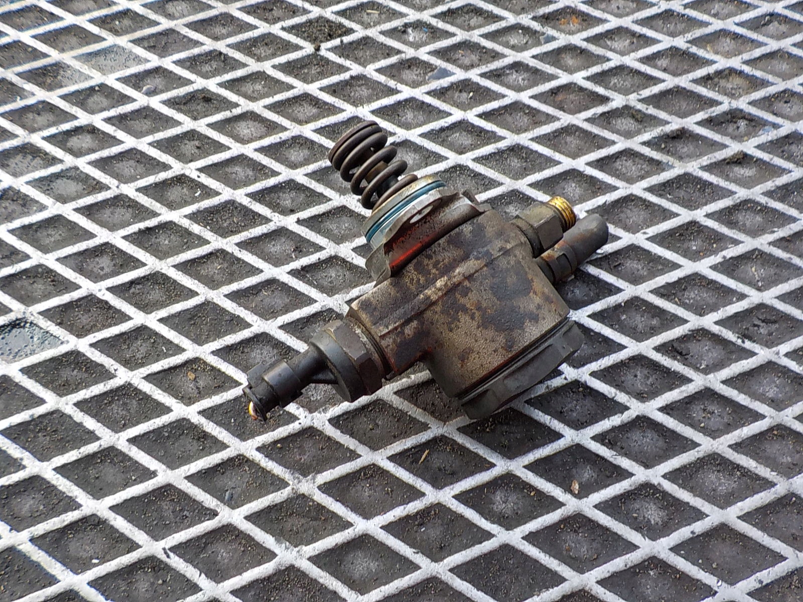 VOLKSWAGEN SIROCCO III 1.4 TSI feed pump 03C127026E