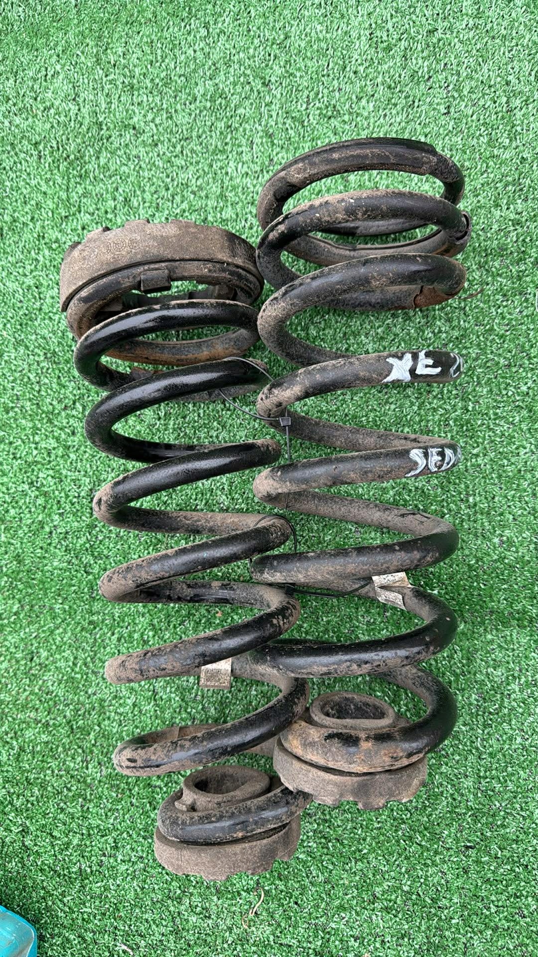 JAGUAR XE X760 springs springing rear part rear. spring left right KOMPLET