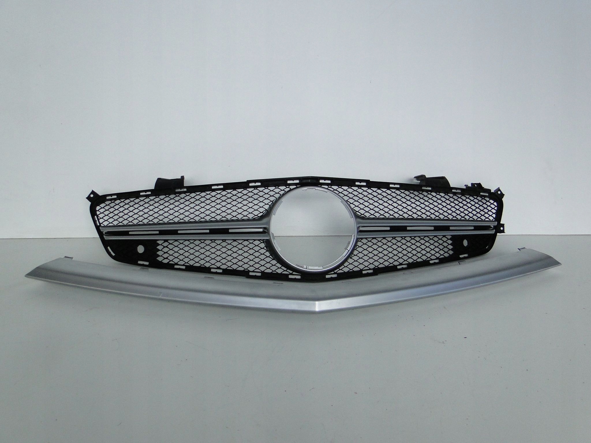 MERCEDES SL R231 231 GRILL ATRAPA ZDERZAKA 63 AMG Numer katalogowy części A2318880560 A2318850321