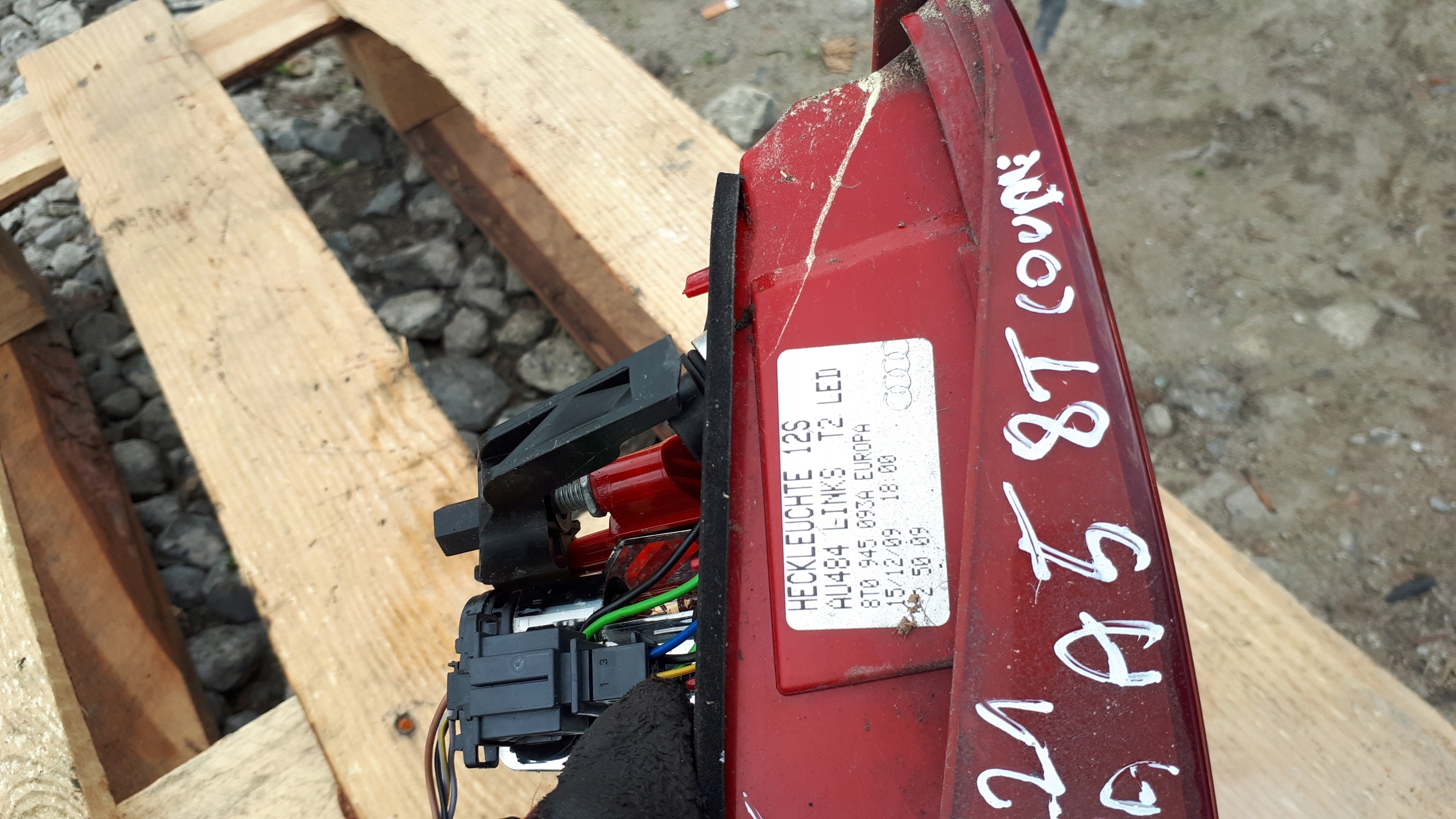 A5 8T light LED left rear part to the bonnet 8T0945093A