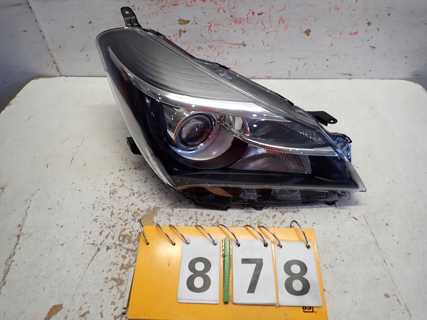 light front front right TOYOTA YARIS III LIFT 2014