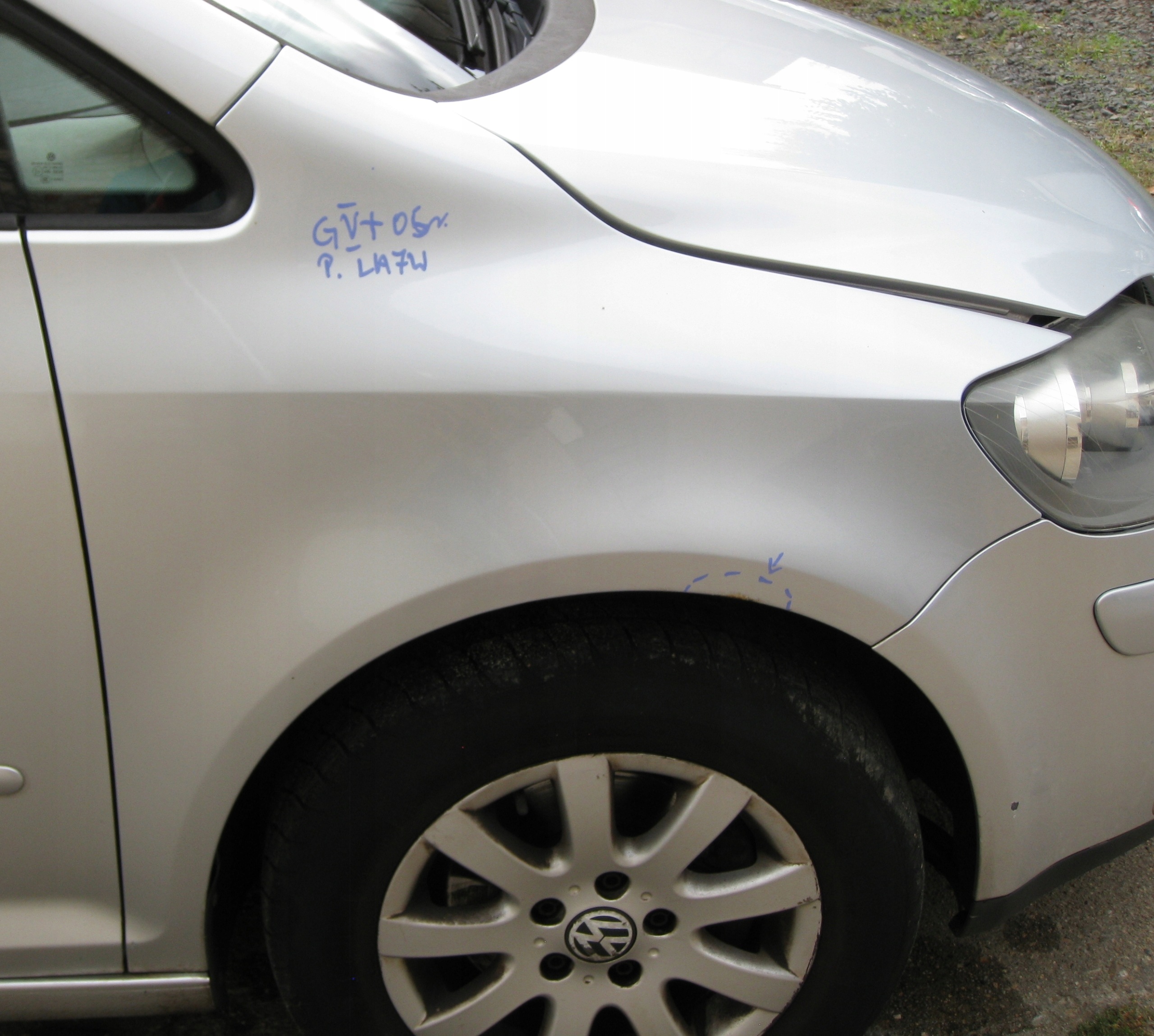 VW GOLF V plus 05R blatník pravý předek kol. LA7W