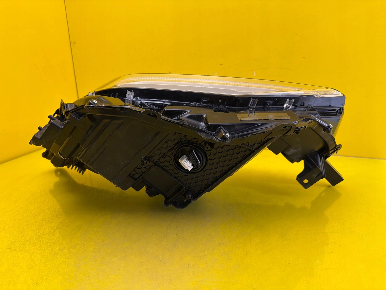 light right front Toyota BZ4X Full Led