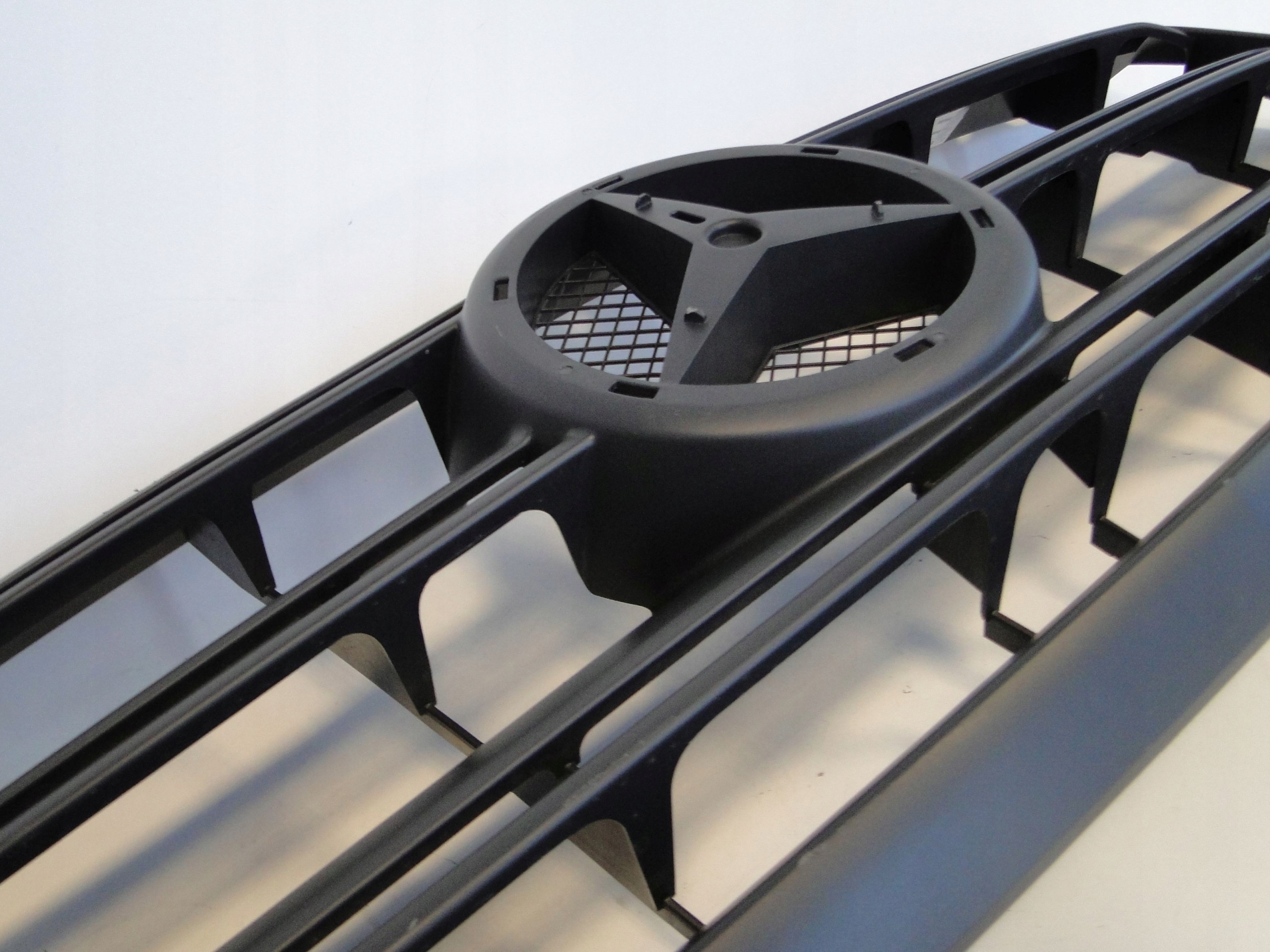 MERCEDES SPRINTER 910 GRILL ATRAPA A9108852600 Strona zabudowy przód