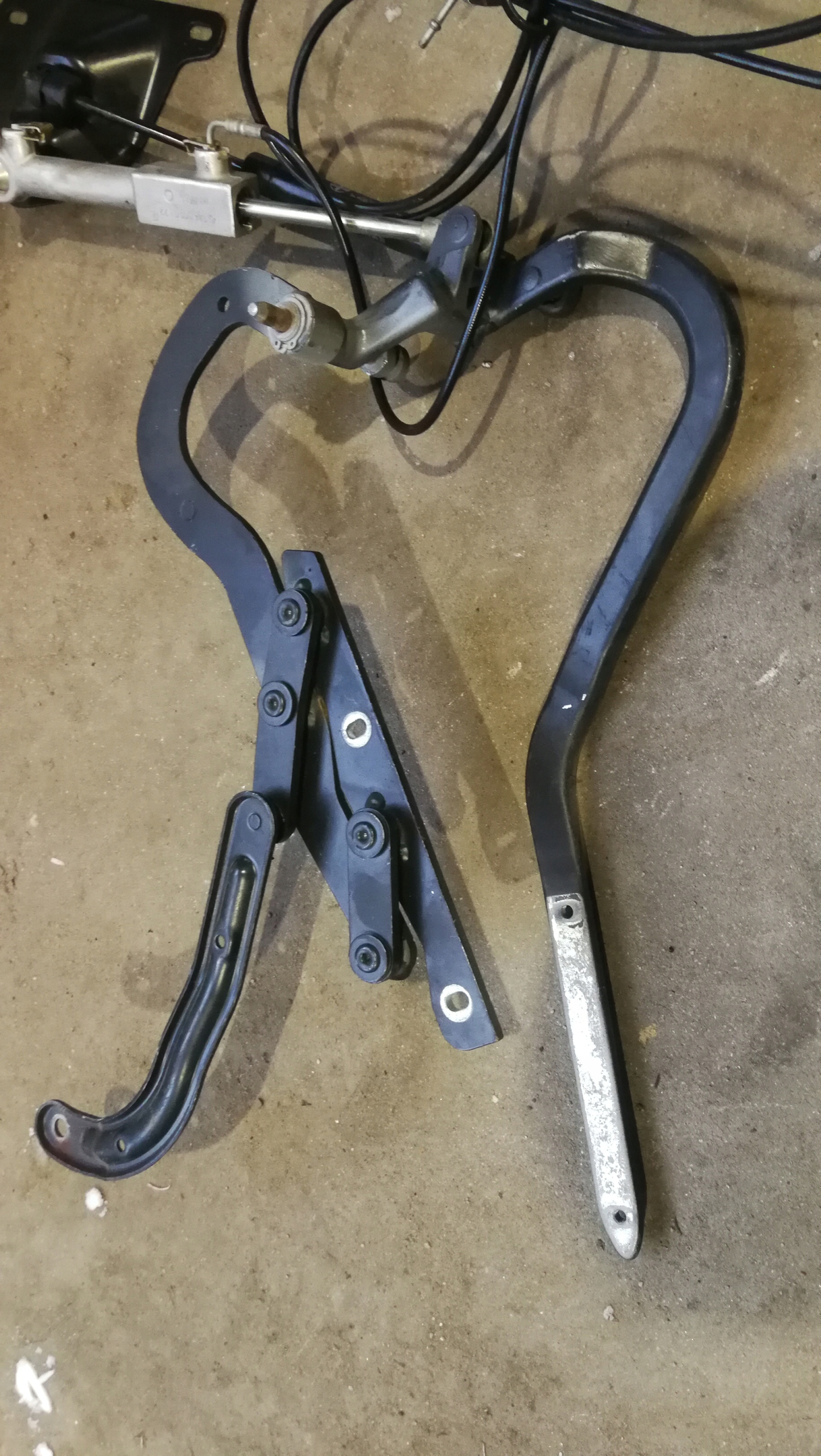 Петля закрилка задня права MERCEDES 124 CABRIO A124