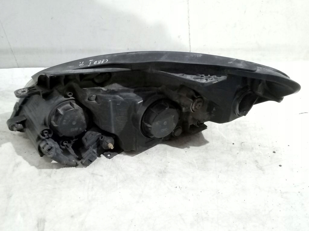 Kia Ceed and 1 light right front front