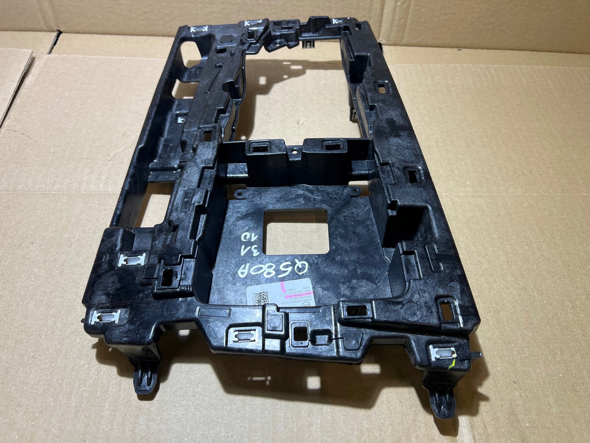AUDI Q5 80A frame consoles TUNELU SRODKOWEGO 80B864261C