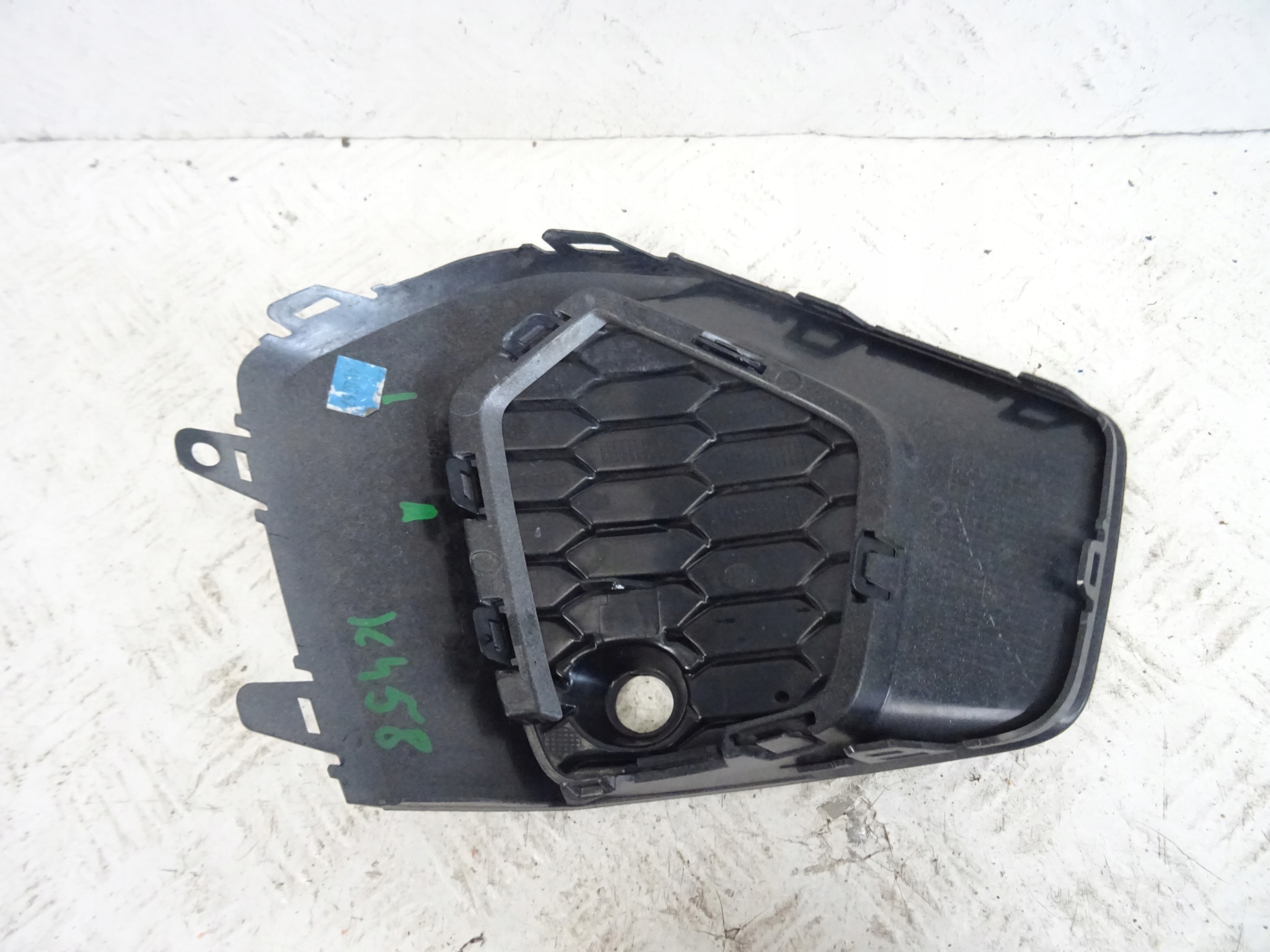 grid of a bumper front front right AUDI A3 8Y 8Y0807954