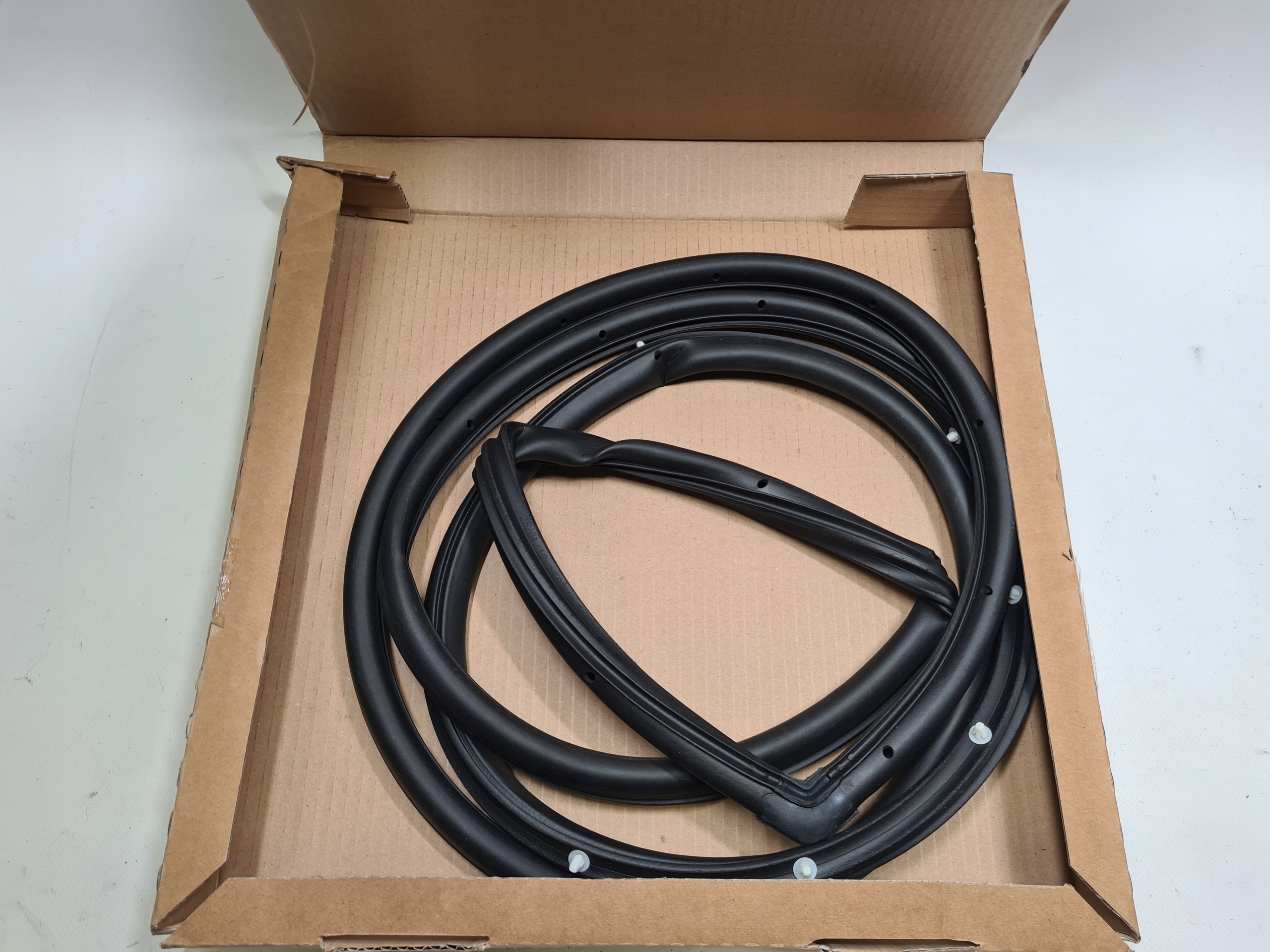 2N11-N253A10-AL - Ущільнювач дверей правий задній Ford Fusion 02-OEM