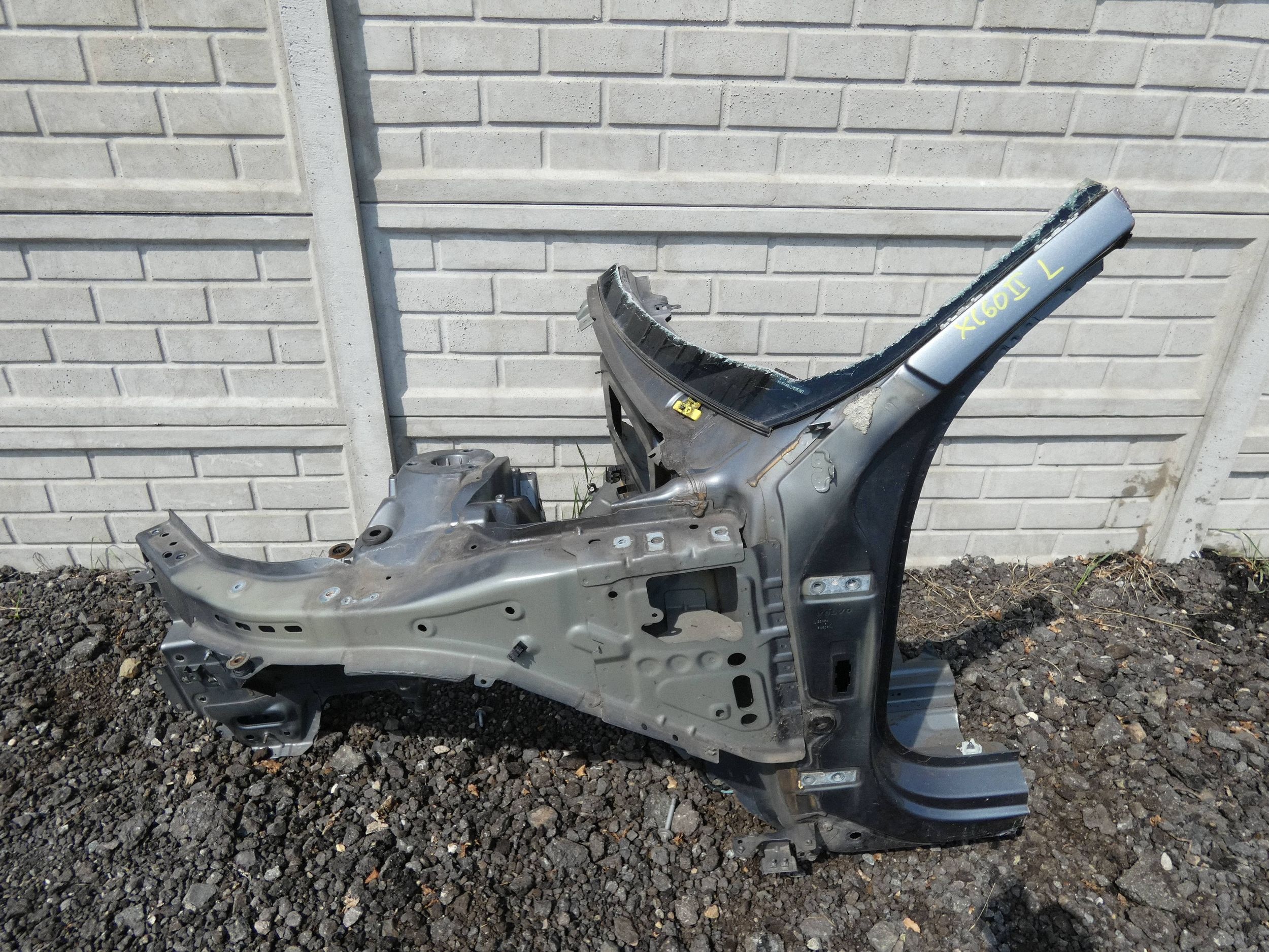 VOLVO XC60 II quarter STERFA ZGNIOTU left front