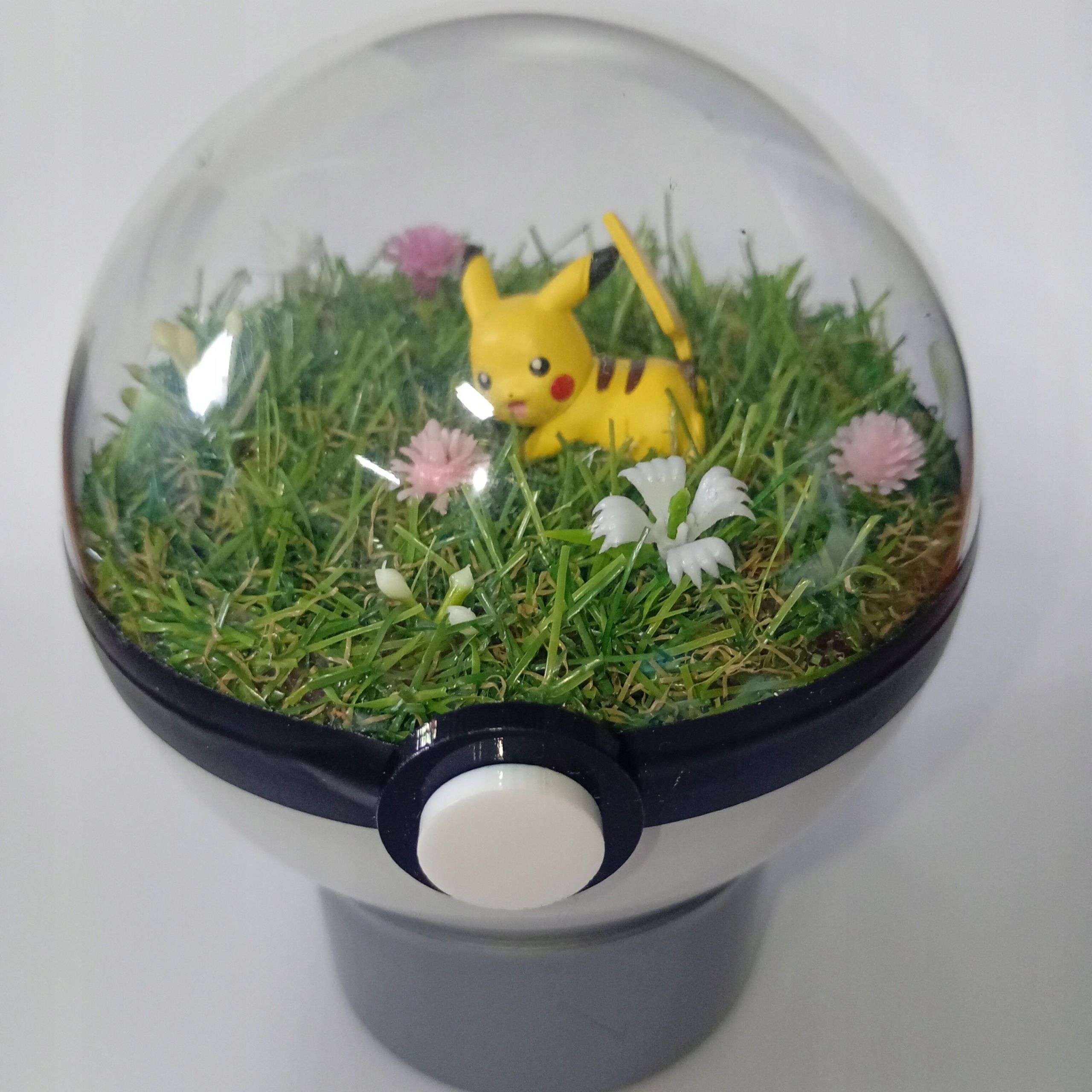 Pikachu – Pokeballové Terárium Unikátní Diorama Pokémon Ručně Vyrobené 10 CM