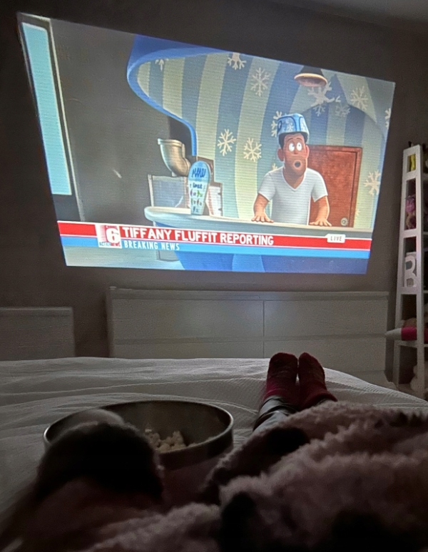 PROJEKTOR RZUTNIK ANDROID TV WIFI FULL HD PRZENOŚNY SMART GŁOŚNIK OBROTOWY Kolor biały