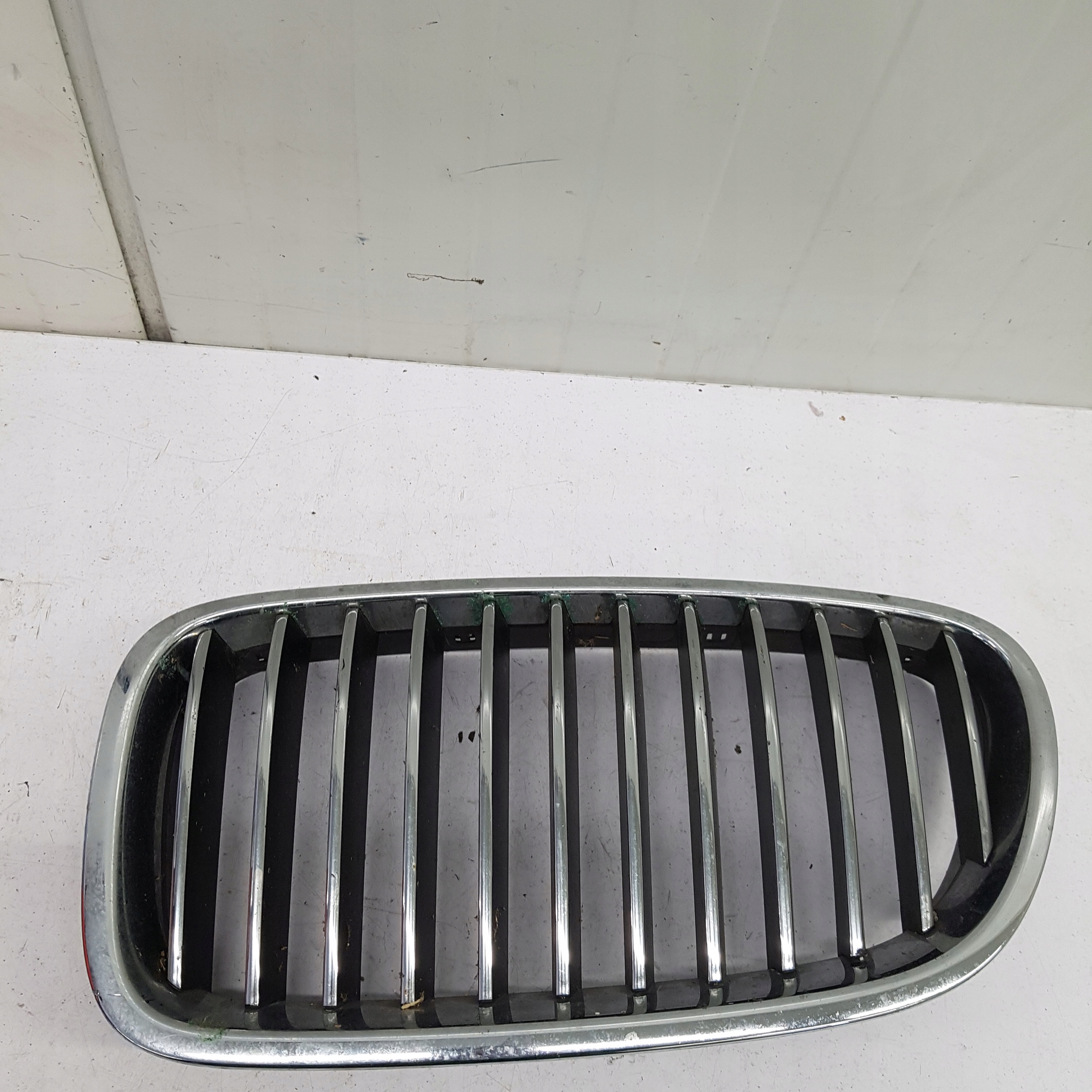 grid of a bumper left BMW F10 51137200727