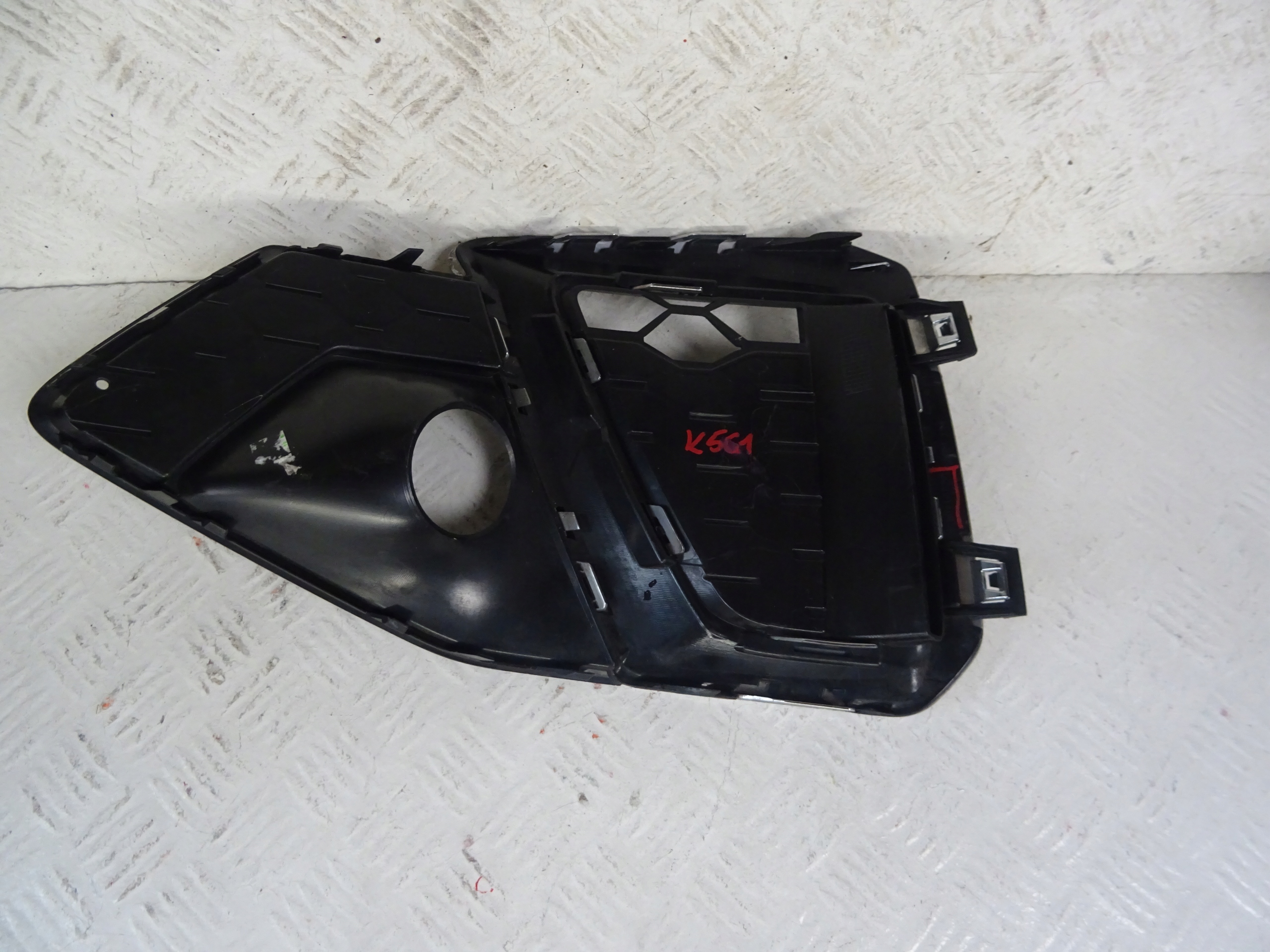 grid of a bumper front front right AUDI A4 B9 LIFT S-LINE 8W0807682AM