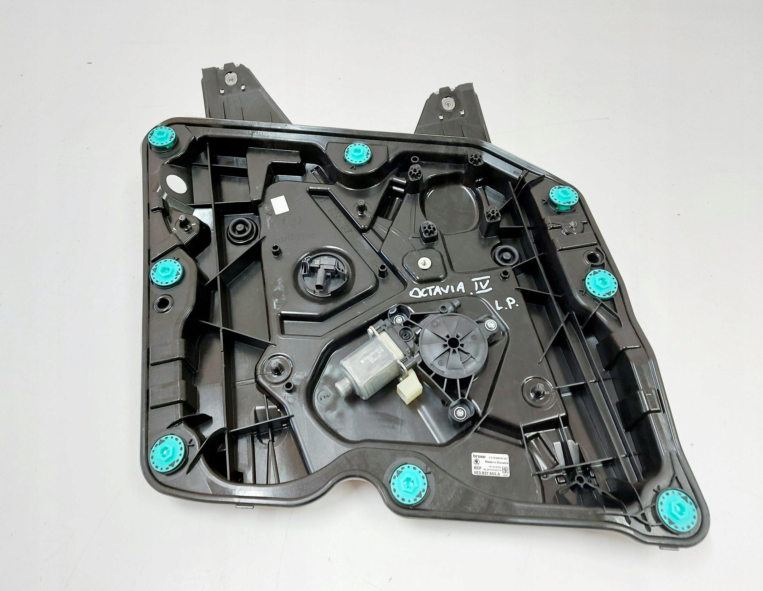 SKODA OCTAVIA IV 5E3 23r. Podnośnik mechanizm szyby lewy przód 5E3837655A