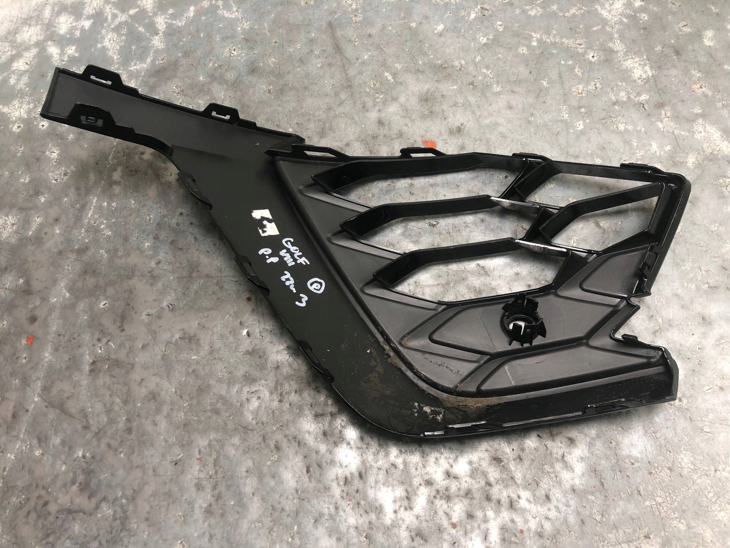 grid of a bumper right front VW GOLF VIII 5H0853666AA