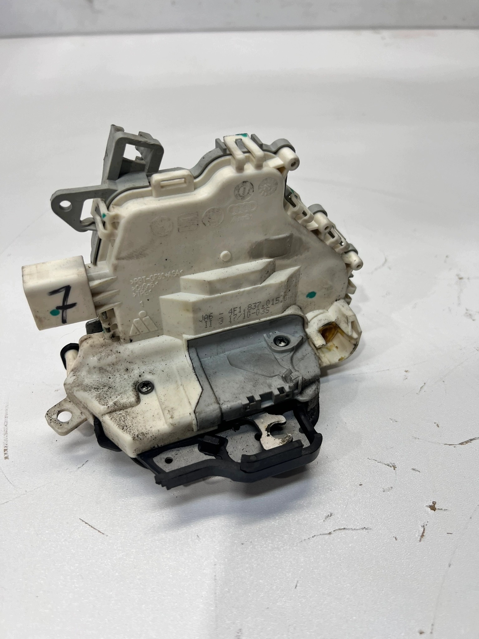 lock door left front AUDI A6 C6 A3 8P 4F1837015G 7 PIN