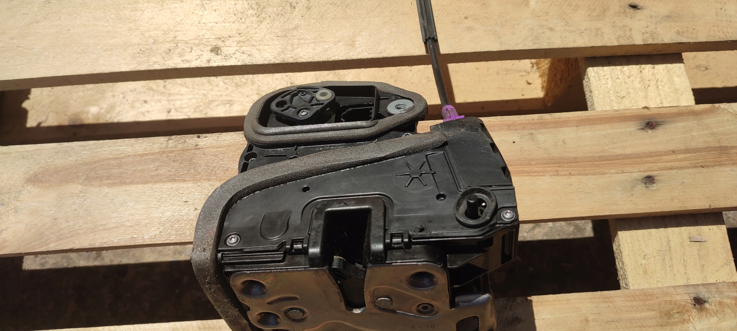lock door left rear part left rear Opel Insignia B 13598377