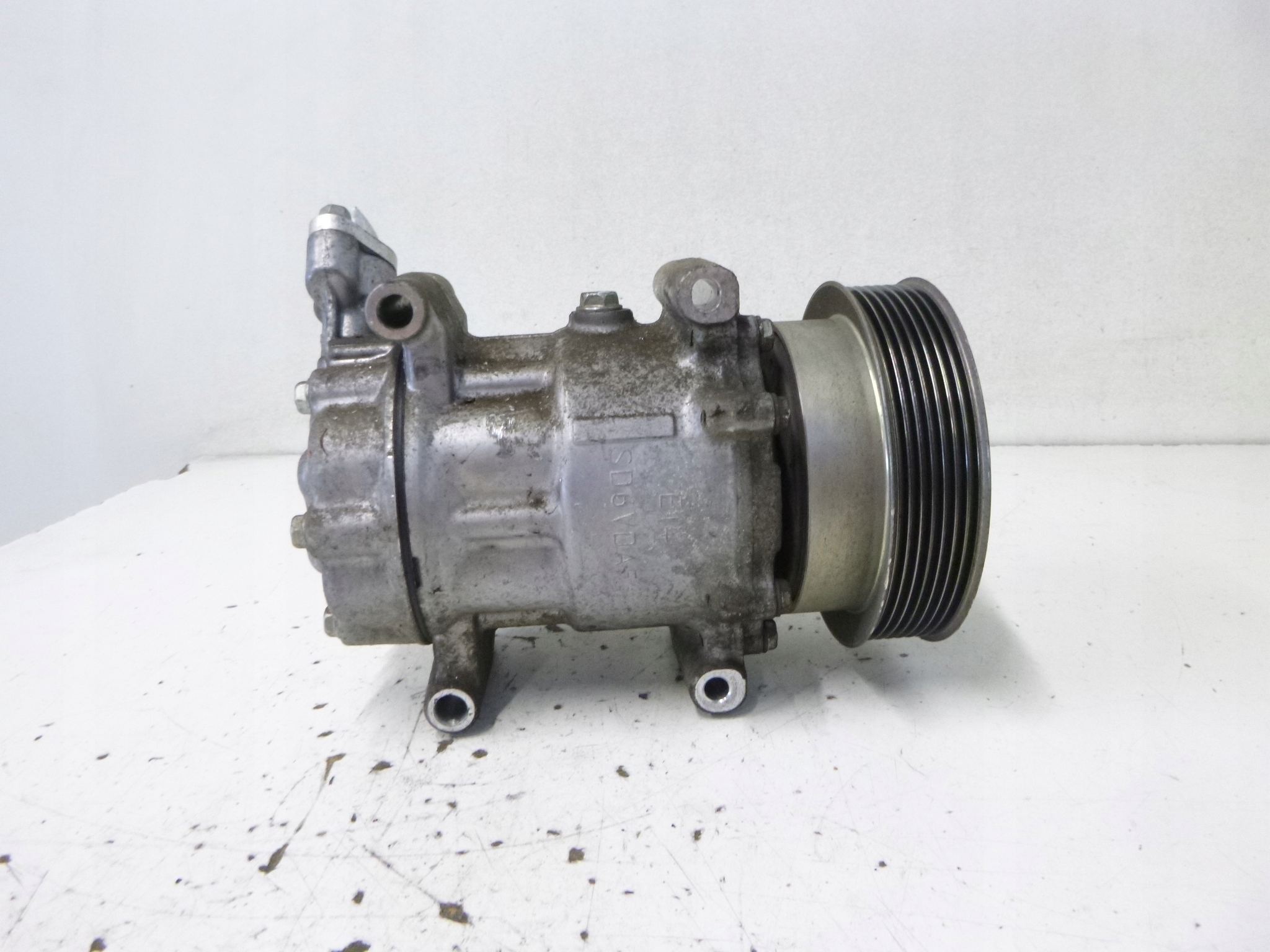 compressor compressor; of the air conditioning Renault Twingo II 1.2 2013r 8200654541