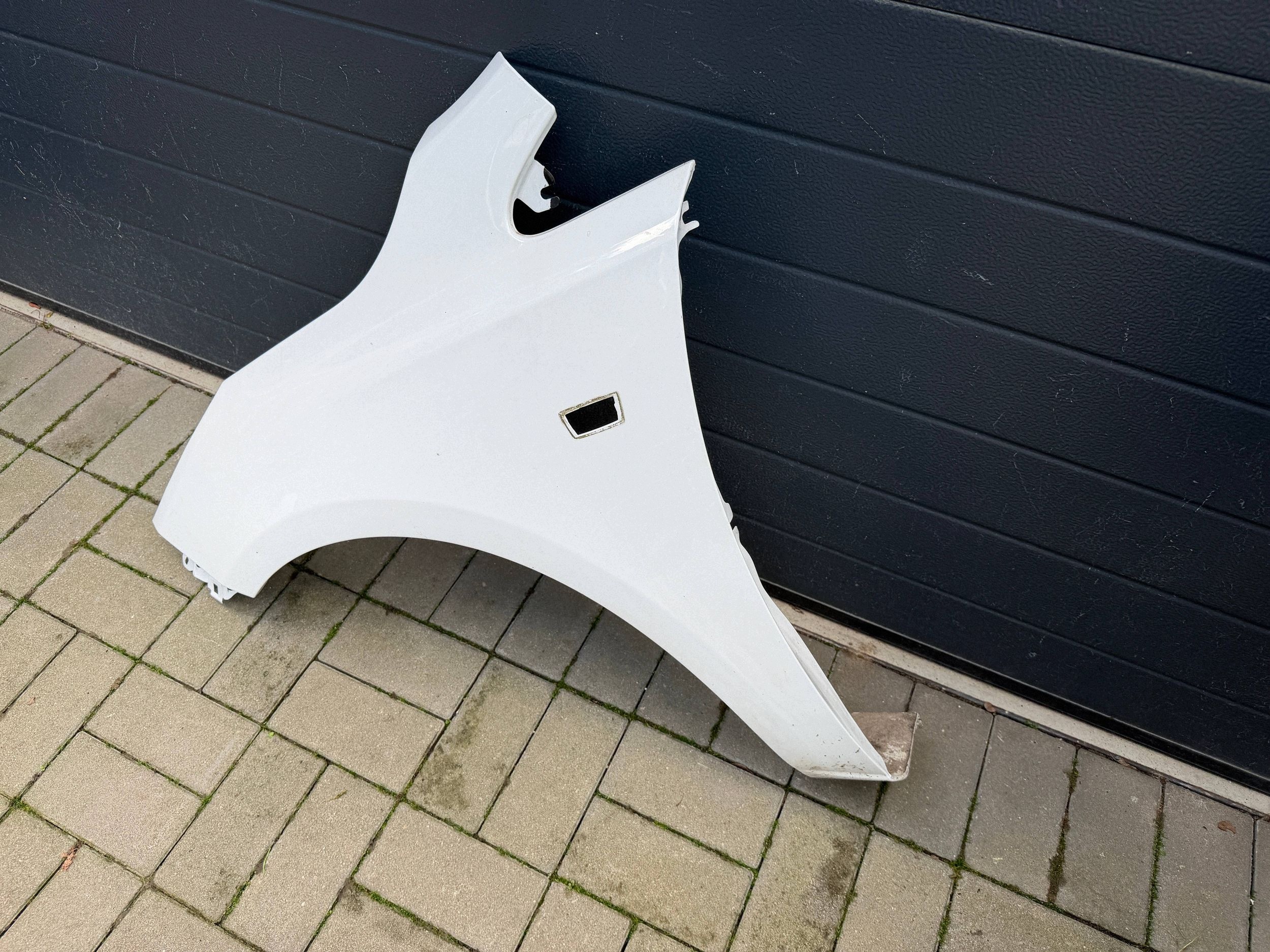 Opel Corsa E 14- fender left front front B ladny