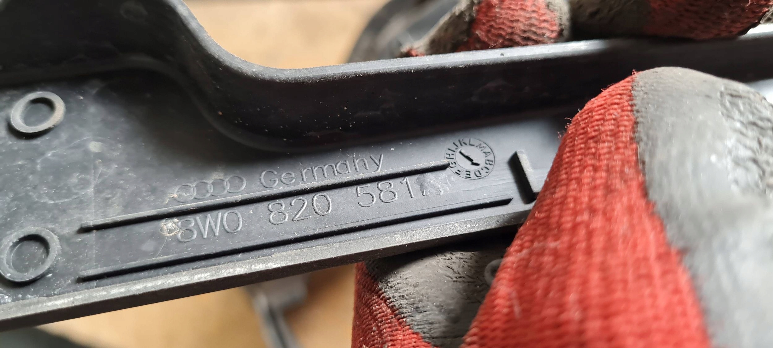 A4 B9 8W cap cover of a fender left left front 8W0821169