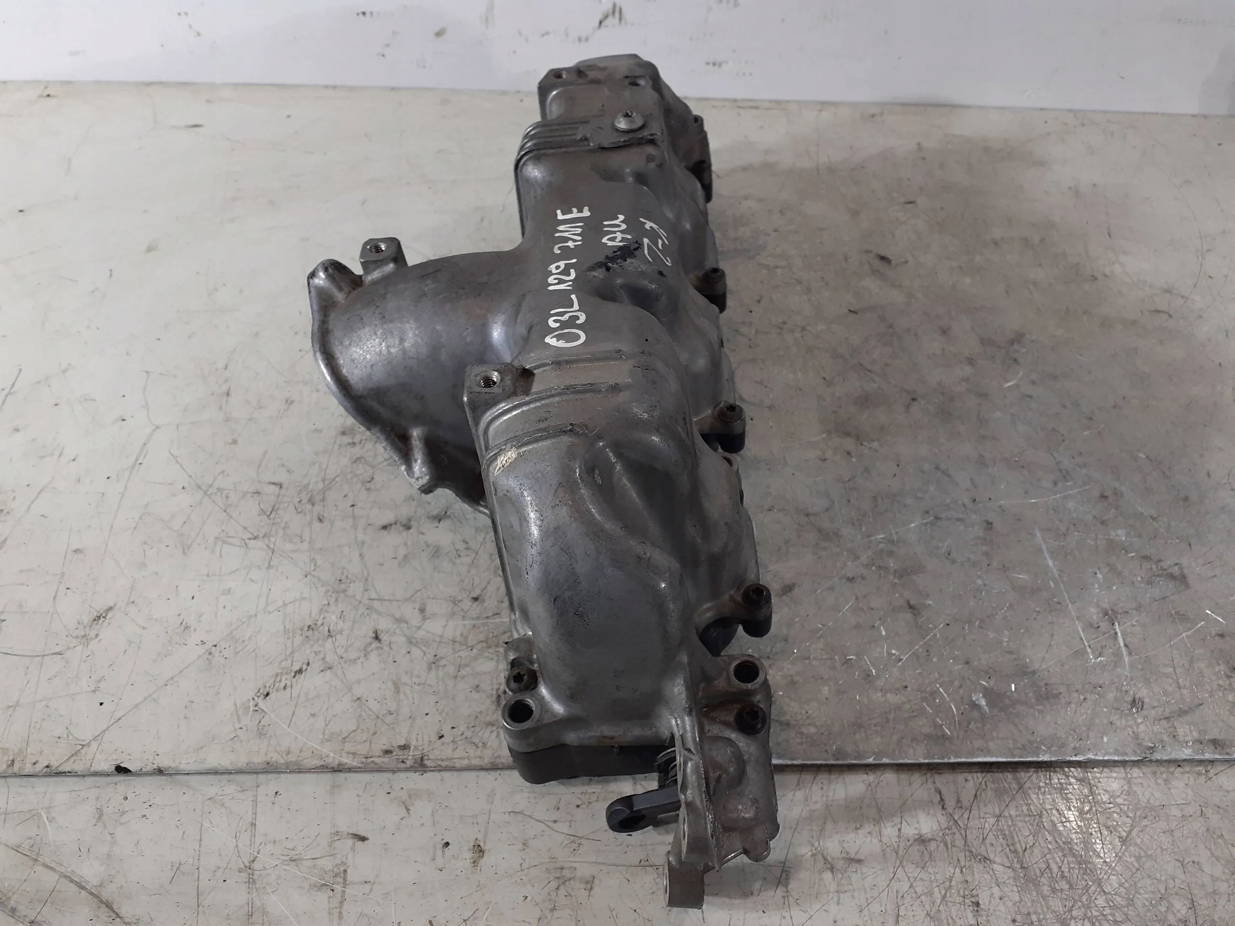 intake manifold 03L129711E Audi 05
