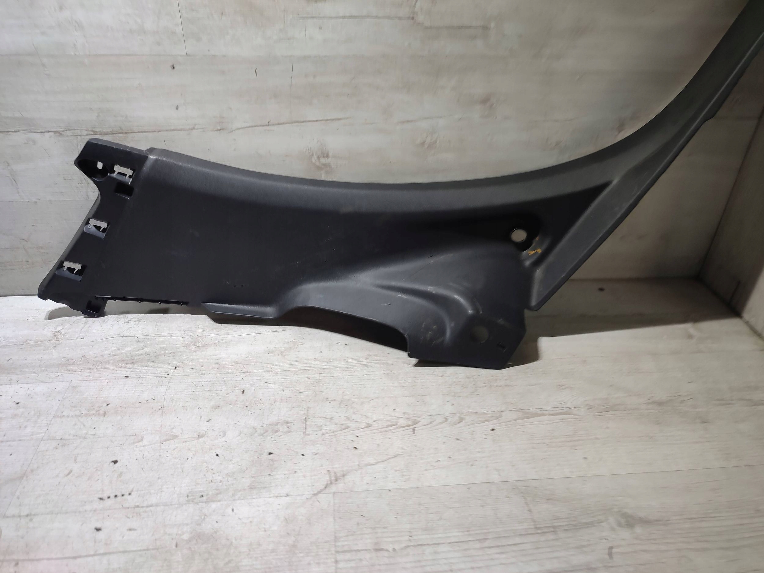 Peugeot 2008 and 2018 rear part side left moulding threshold cap