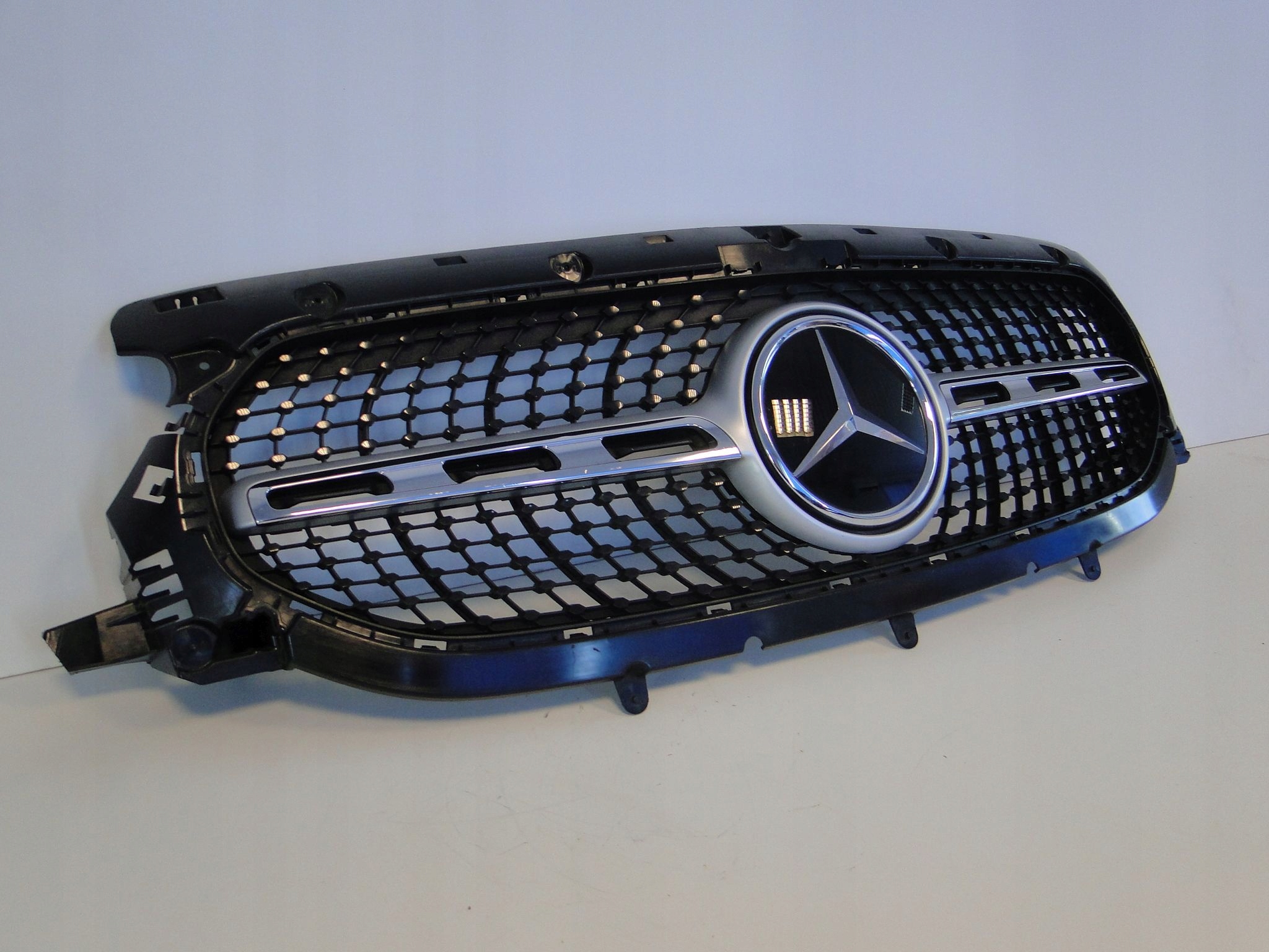 MERCEDES GLA 247 H247 GRILL ATRAPA KAMERA DIS Typ samochodu Samochody osobowe