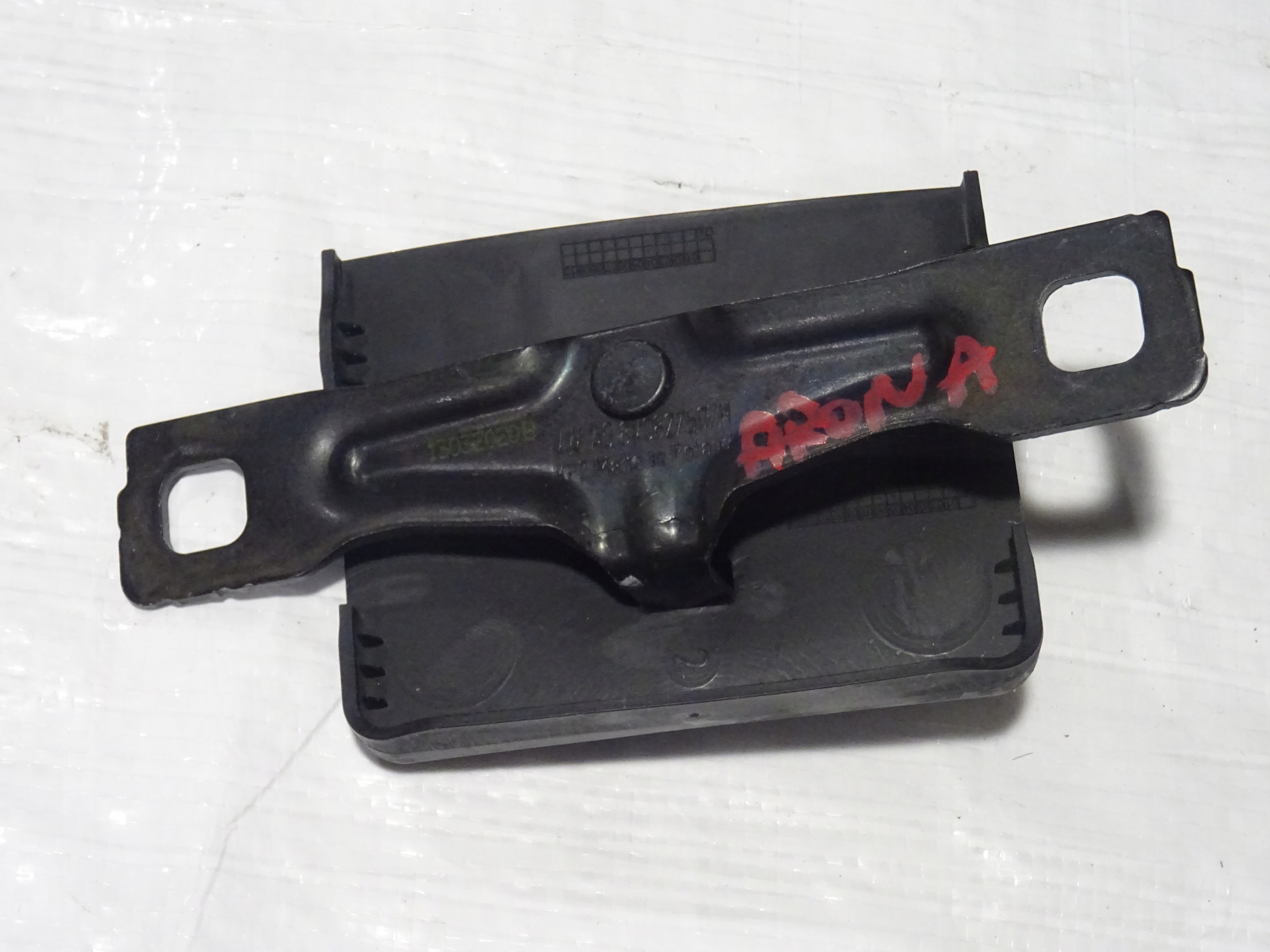 RYGIEL KLAPY TYŁ TYLNY SEAT ARONA 6F9 17-21 8V0827507H Producent części SEAT OE