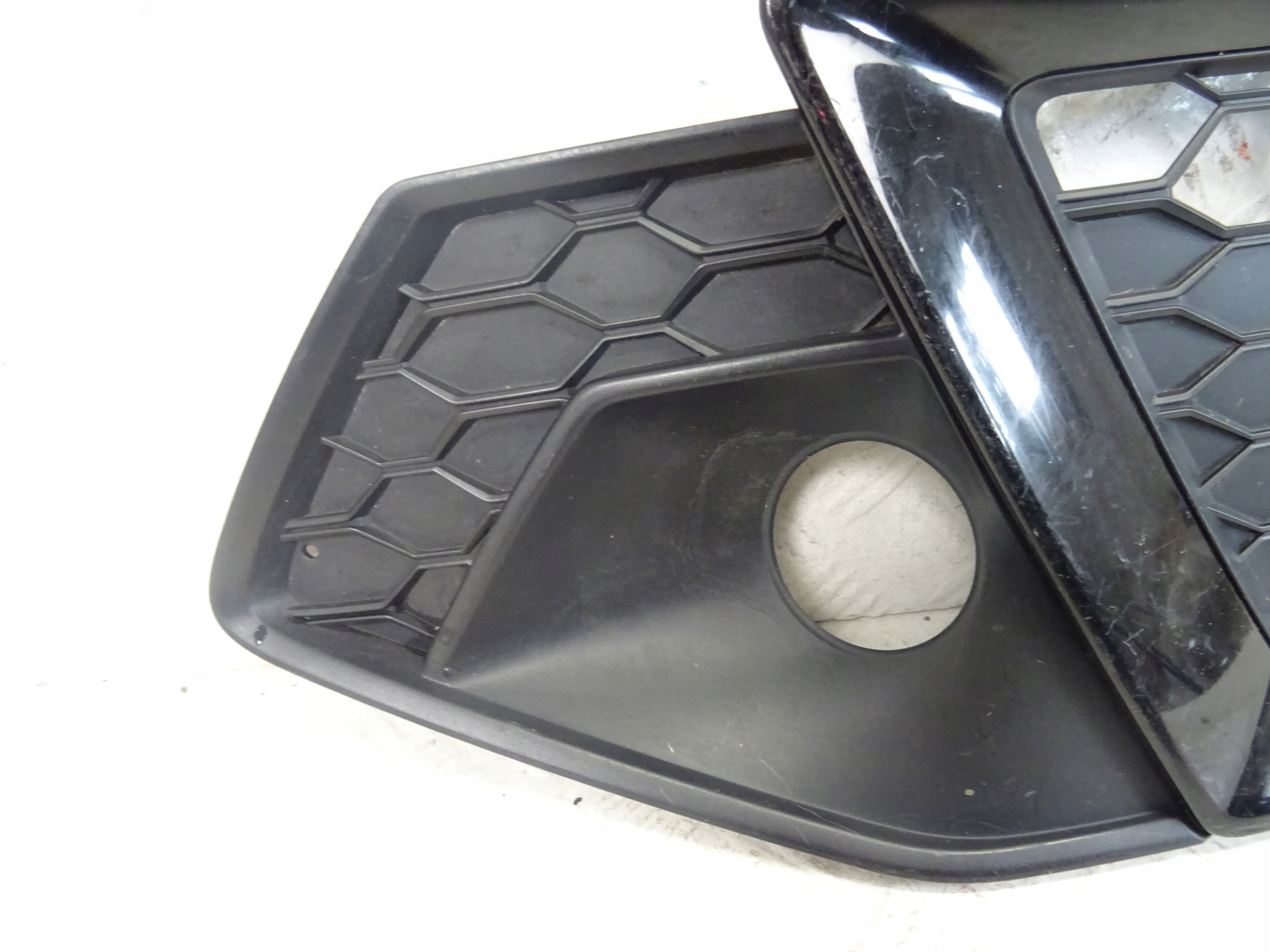 grid of a bumper front front left AUDI A4 B9 LIFT S-LINE 8W0807681AM
