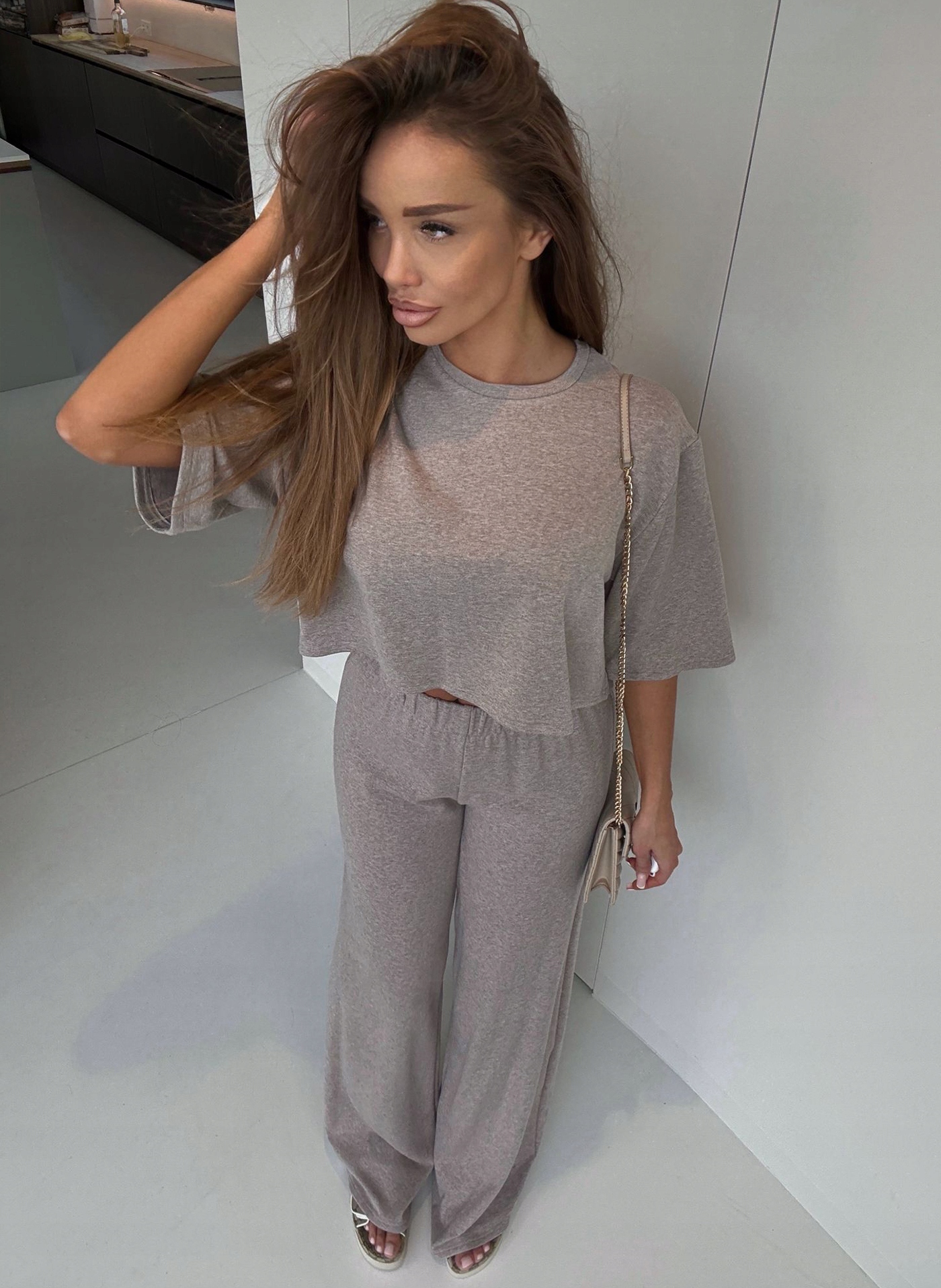 Dámský komplet tričko crop top široké kalhoty Tmavě béžová Agatha Studio