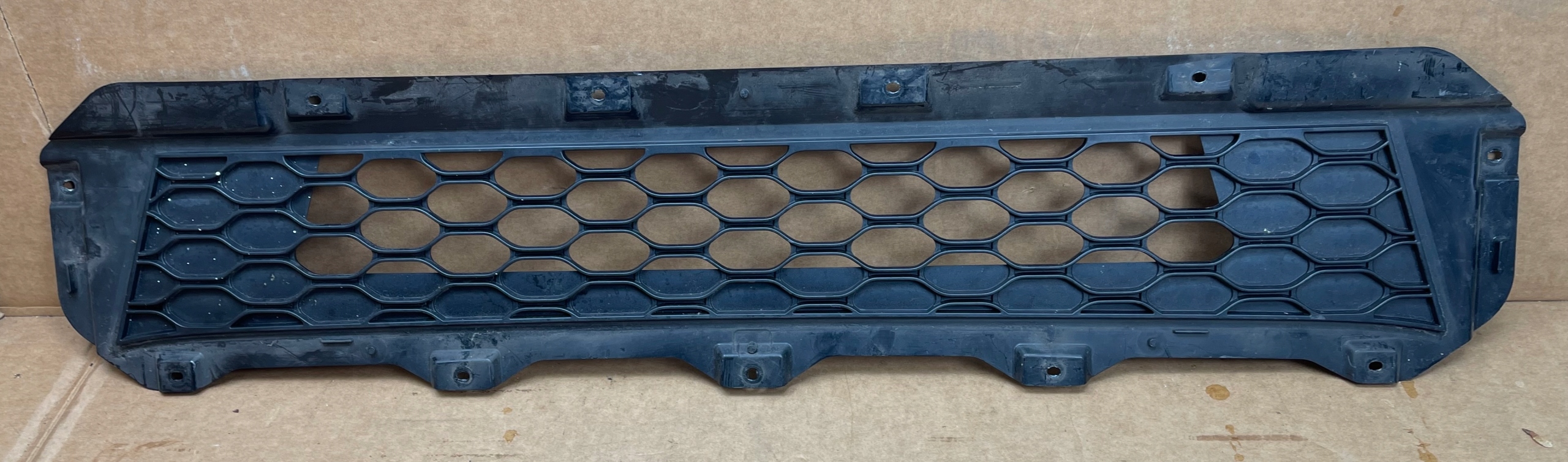 IVECO EUROCARGO 2016 - grille grid of a bumper front central 5801690084