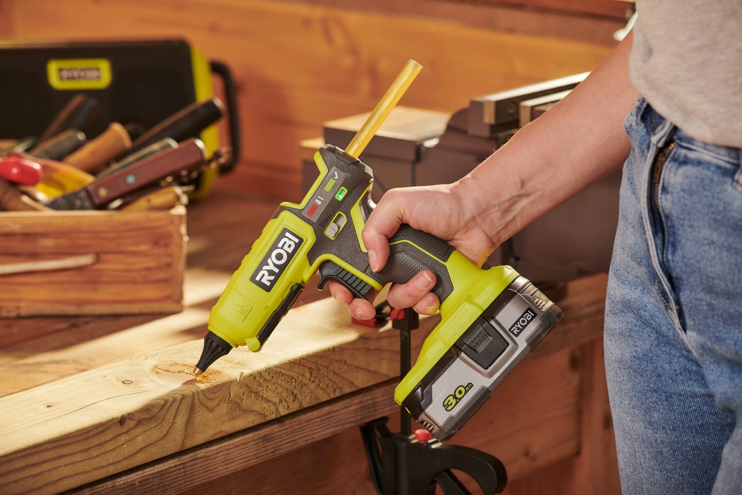 RYOBI PISTOLET AKUMULATOROWY DO KLEJU GORĄCO 11-12mm REGULACJA RGL18 2,5Ah Moc 1 W