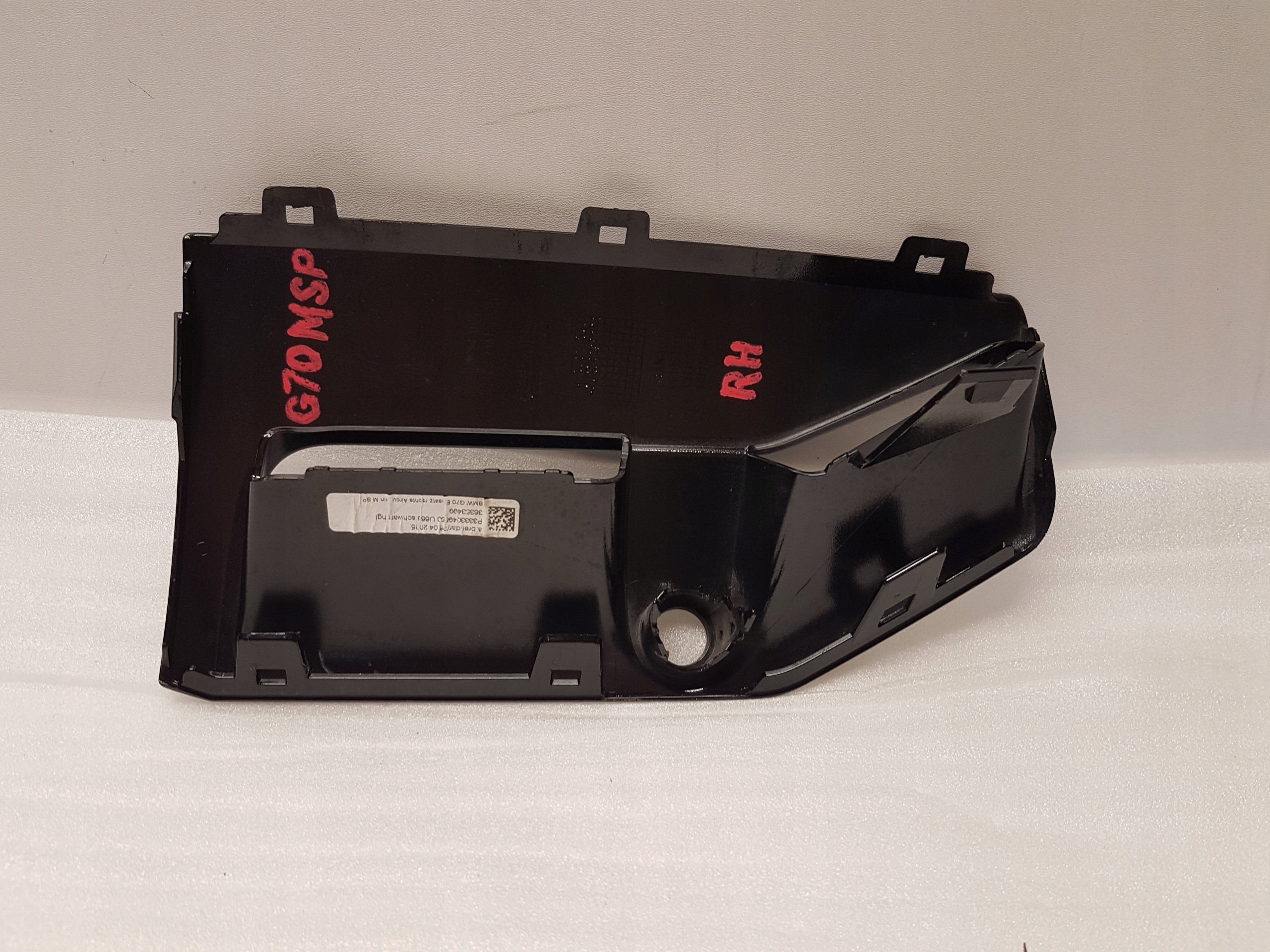 grid of a bumper right front BMW 7 G70 m-packet 8083178