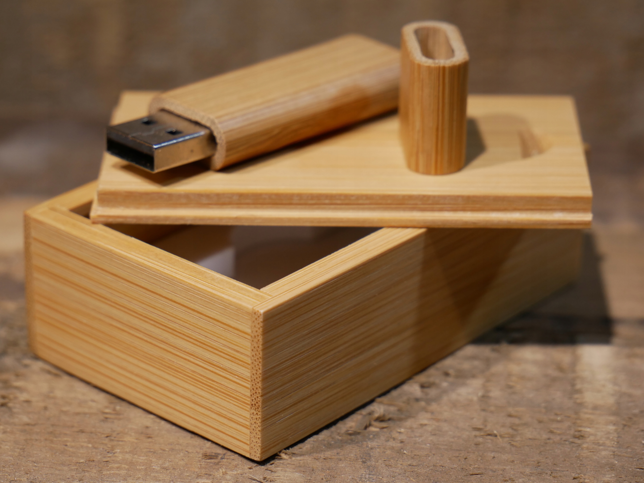 PENDRIVE USB 32GB 3.0 DREWNIANY JASNY+PUDEŁKO Rodzaj drewniany