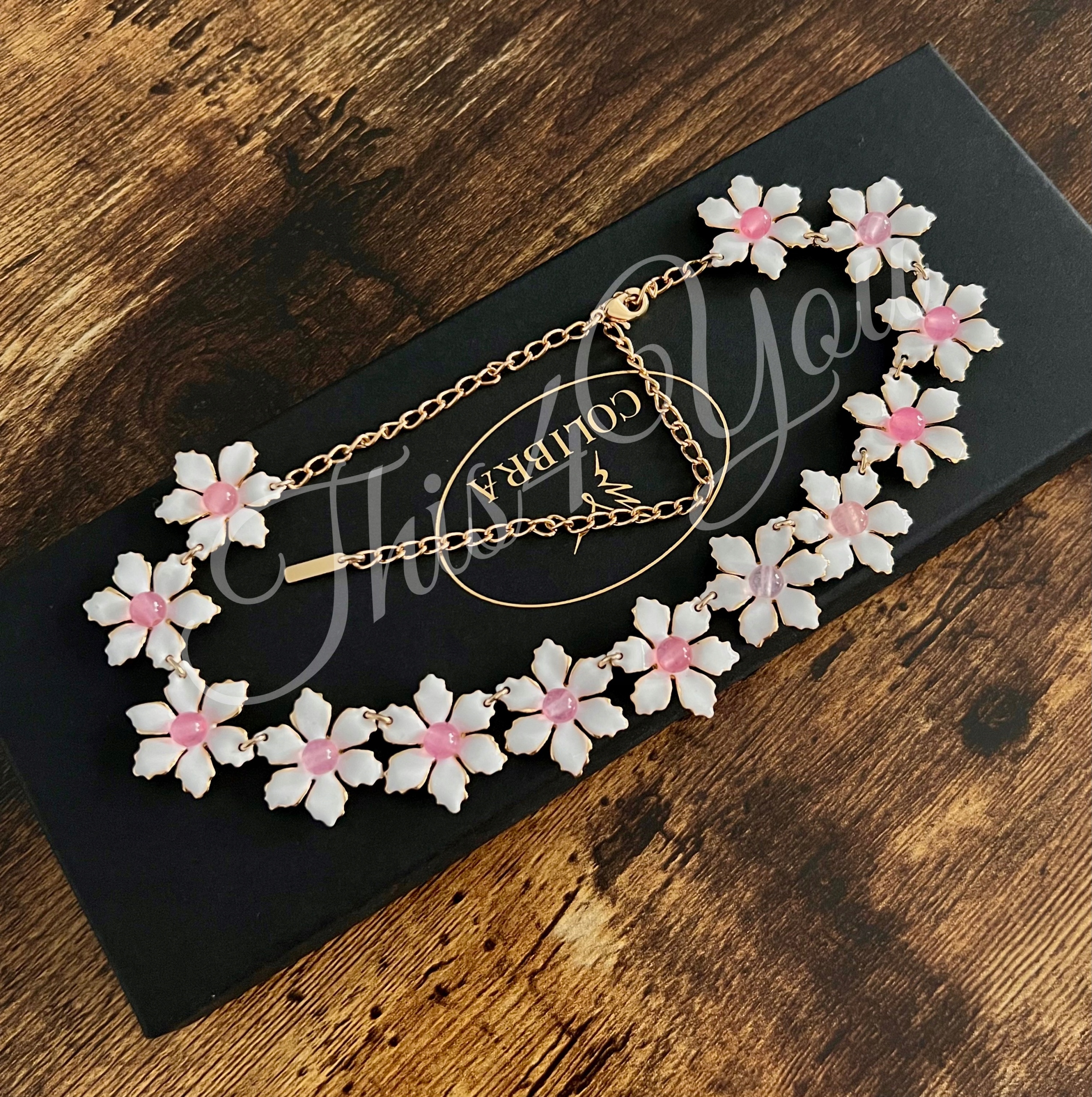 Náhrdelník Colibra z bílých květů