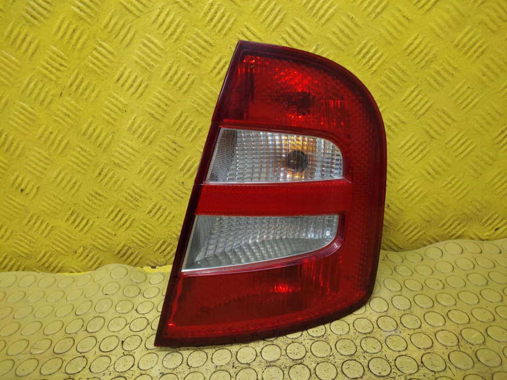 SKODA FABIA and light right rear part 6Y6945096B