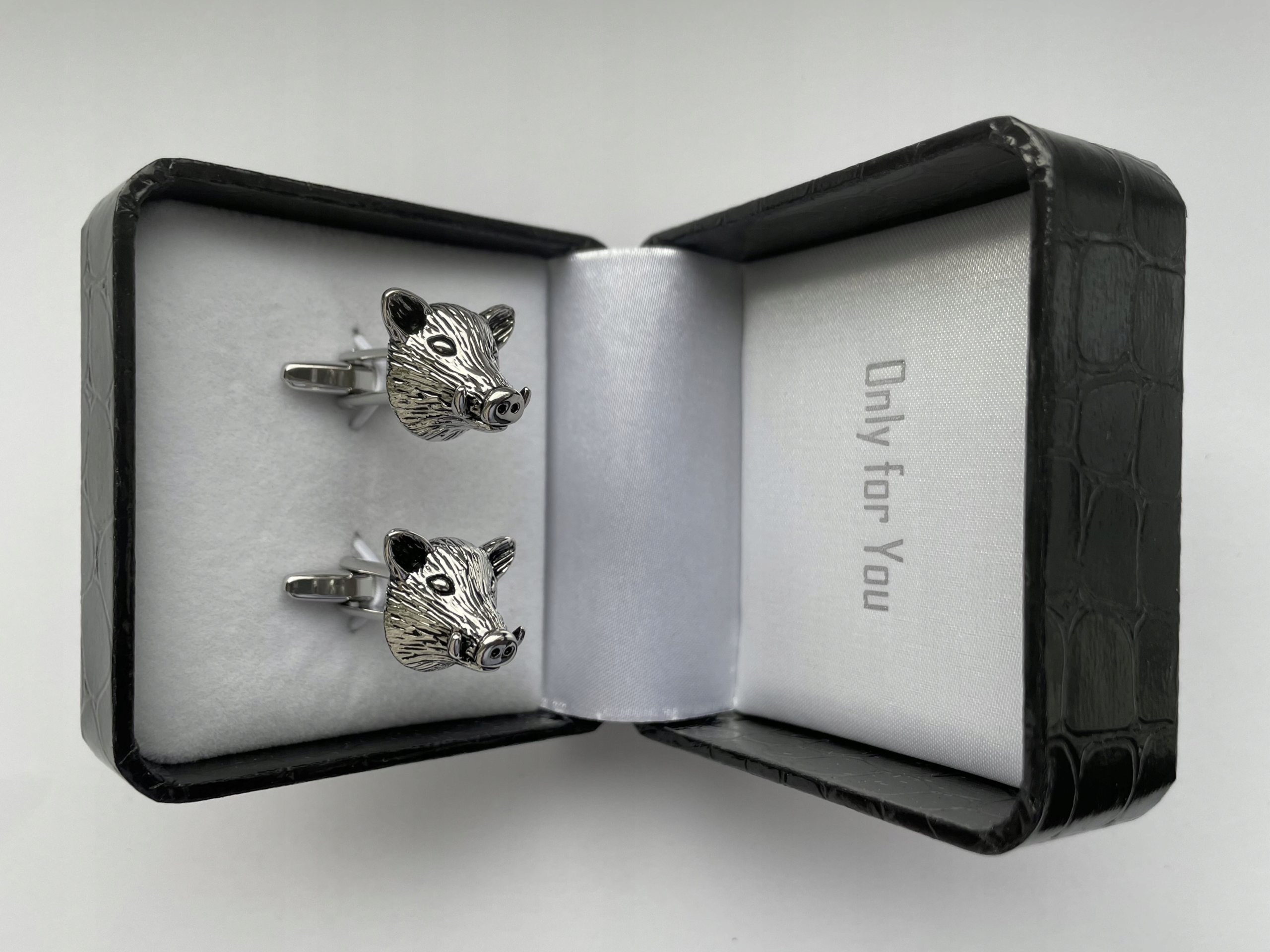 Stříbrné manžetové knoflíčky Exc Divoká hlava divočáka pro myslivce krabička