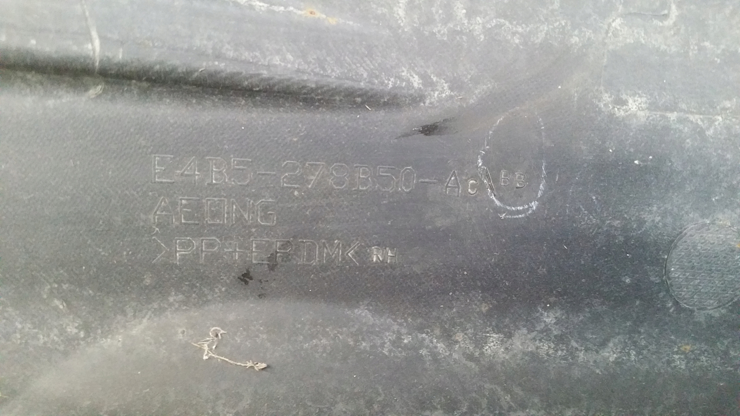 mudguard right rear part E4B5278B50AC Ford KA+