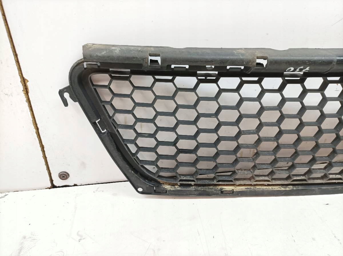 grid of a bumper front central Dacia Sandero and (2008-2012)