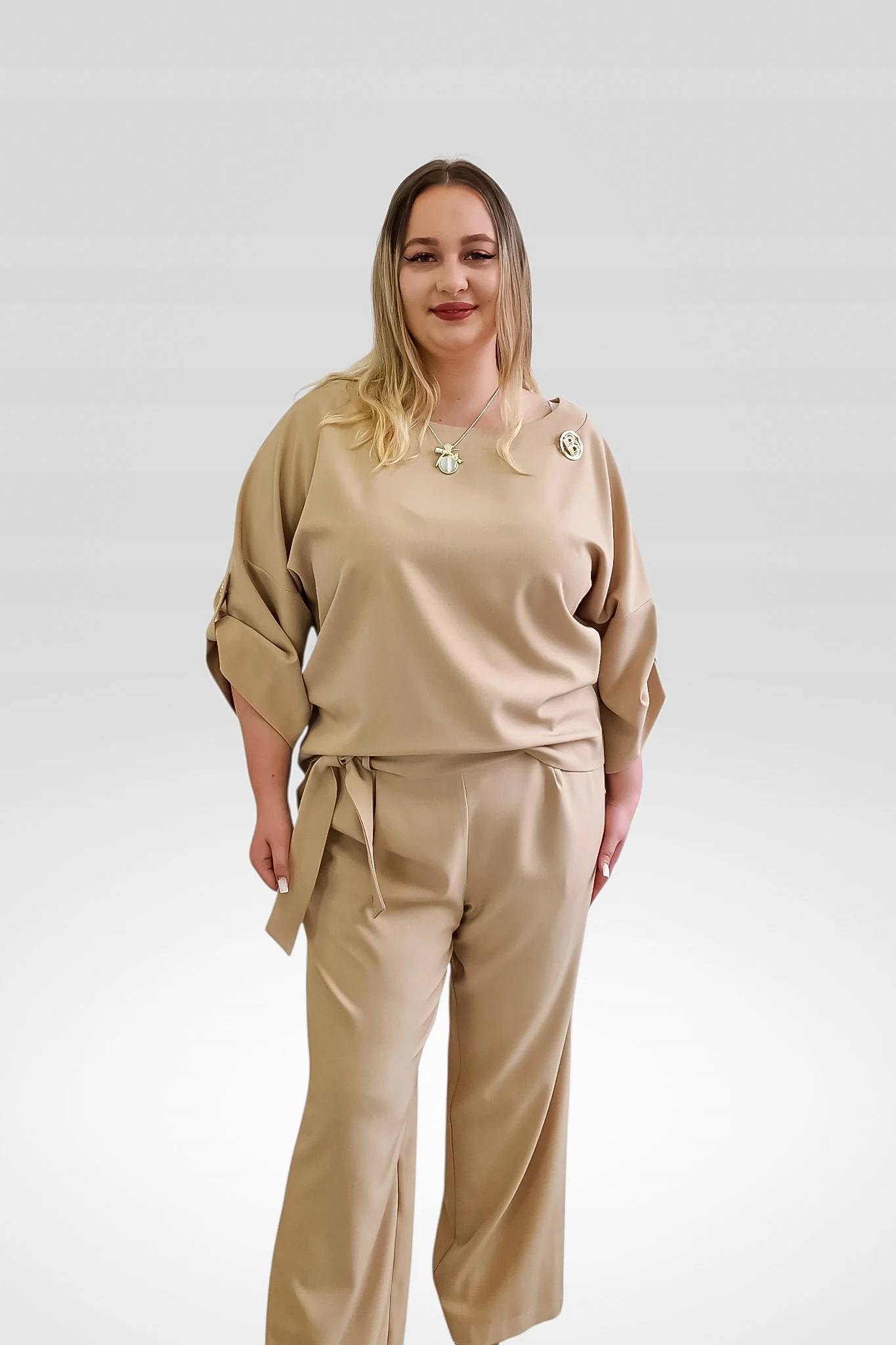 Elegantní komplet dámských kalhot s blůzkou béžová 48
