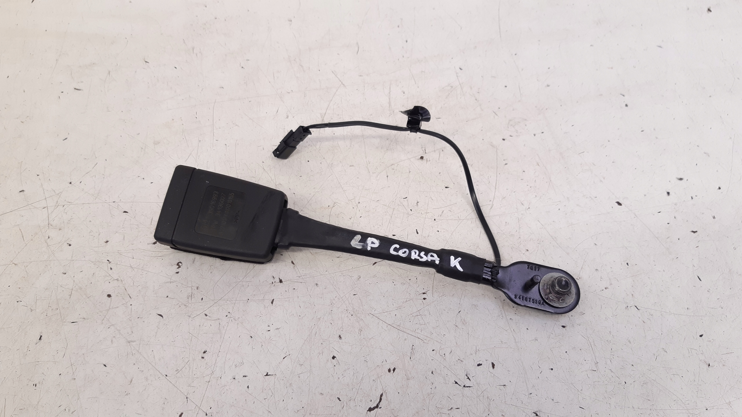 Zapinka supports left front 39016993 Opel Astra K