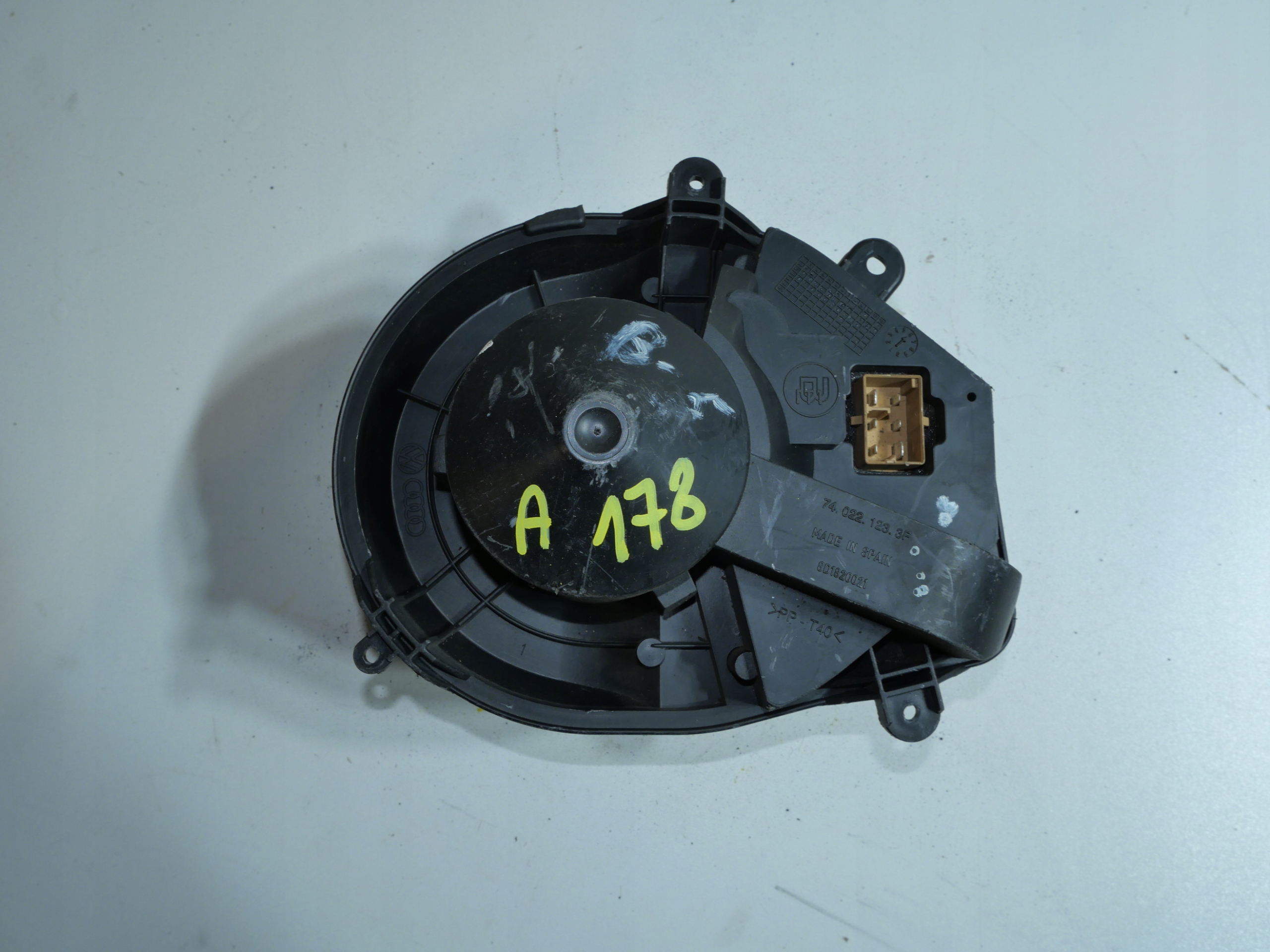 VW PASSAT B5 ventilátor topení tOPENÍ 8D1820021
