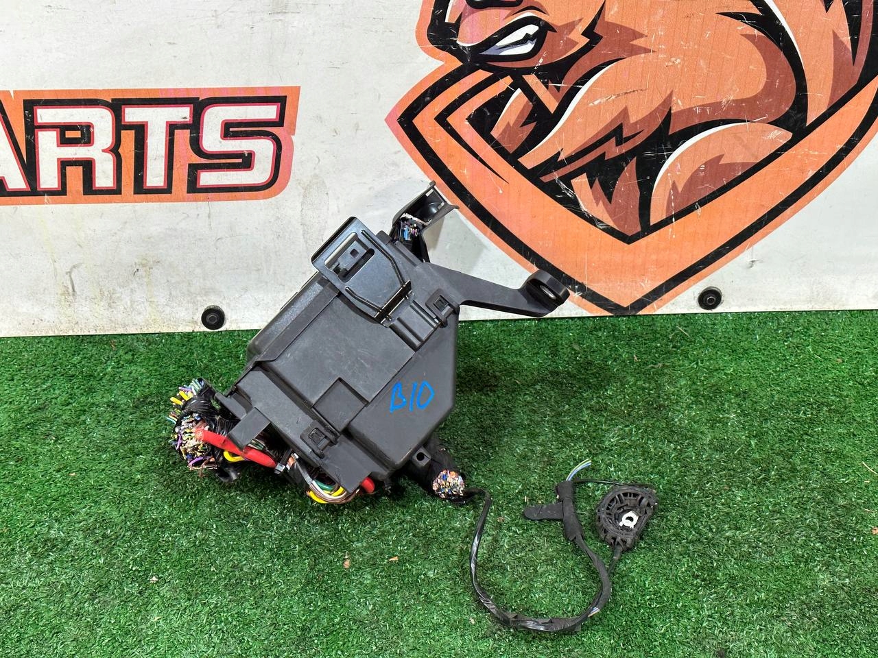 SKRZYNKA BEZPIECZNIKÓW RR L560 M8A2-14A076-CB