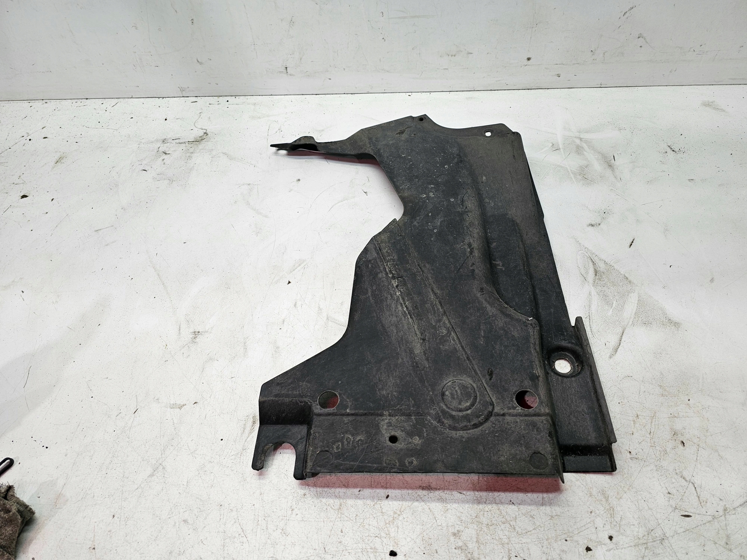 cover chassis AUDI A4 B6 B7 right rear part 8E0825216T