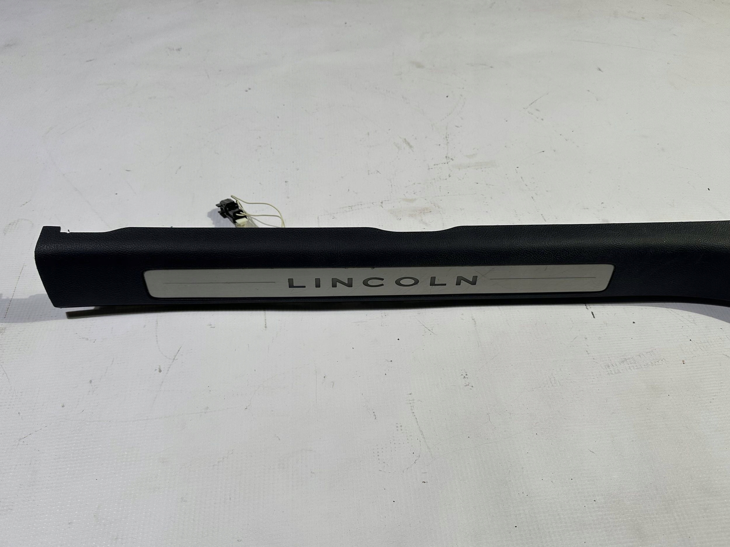 cap moulding cover of the threshold right Lincoln Continental 2017+