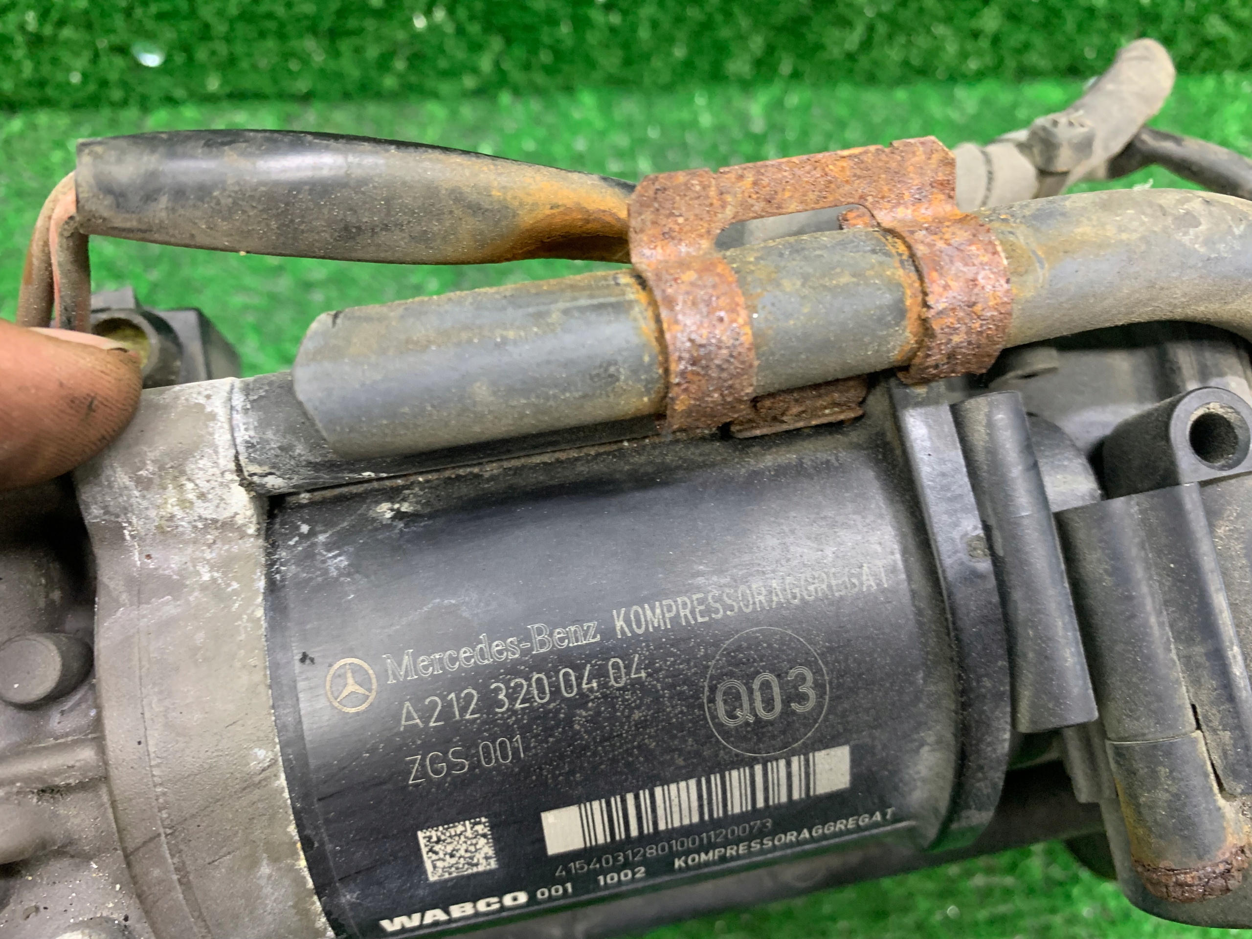 MERCEDES W212 W218 compressor; springing AIRMATIC A2123200404