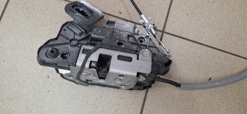lock door left front VW PASSAT B8 5E1837015B